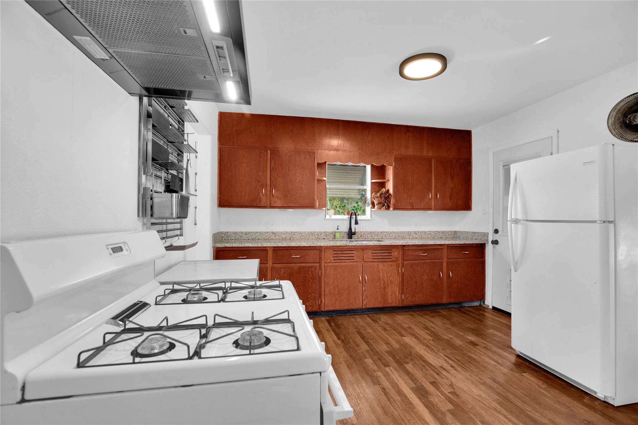 1607 E 4th Street Taylor TX 76574