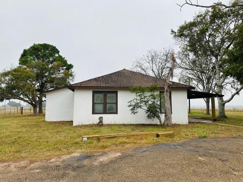 1696 E Fm 884 Yorktown TX 78164