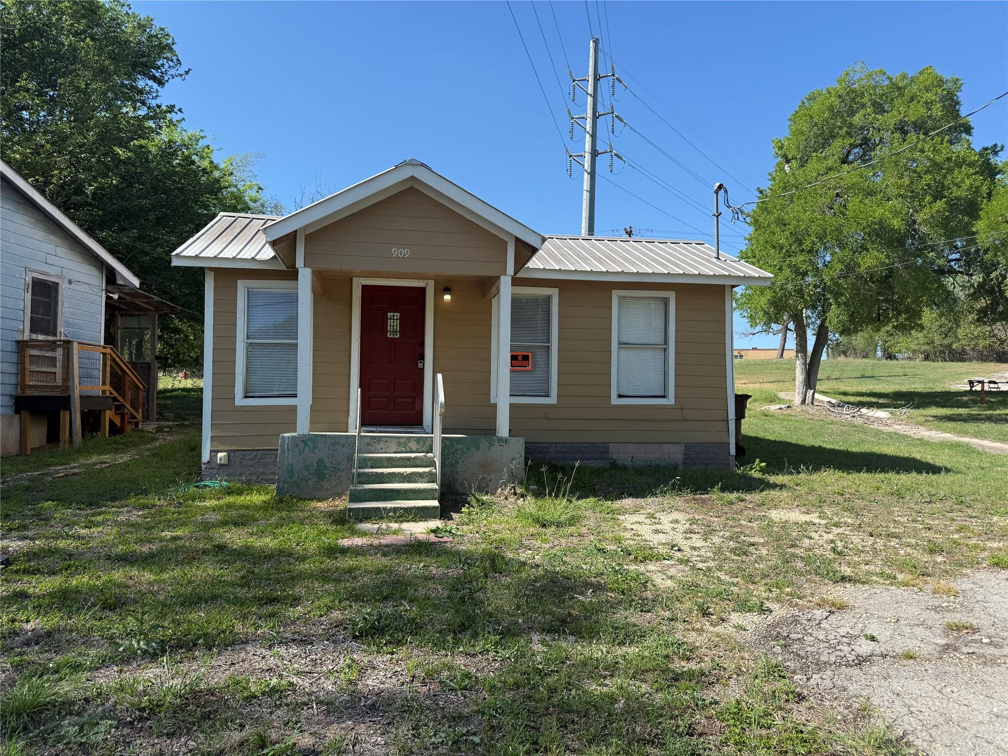 909 E Market Street Lockhart TX 78644