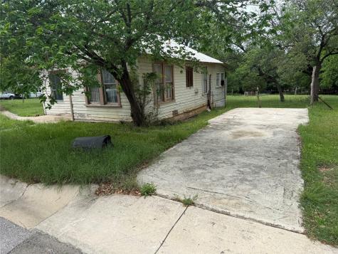 805 W Avenue C Lampasas TX 76550