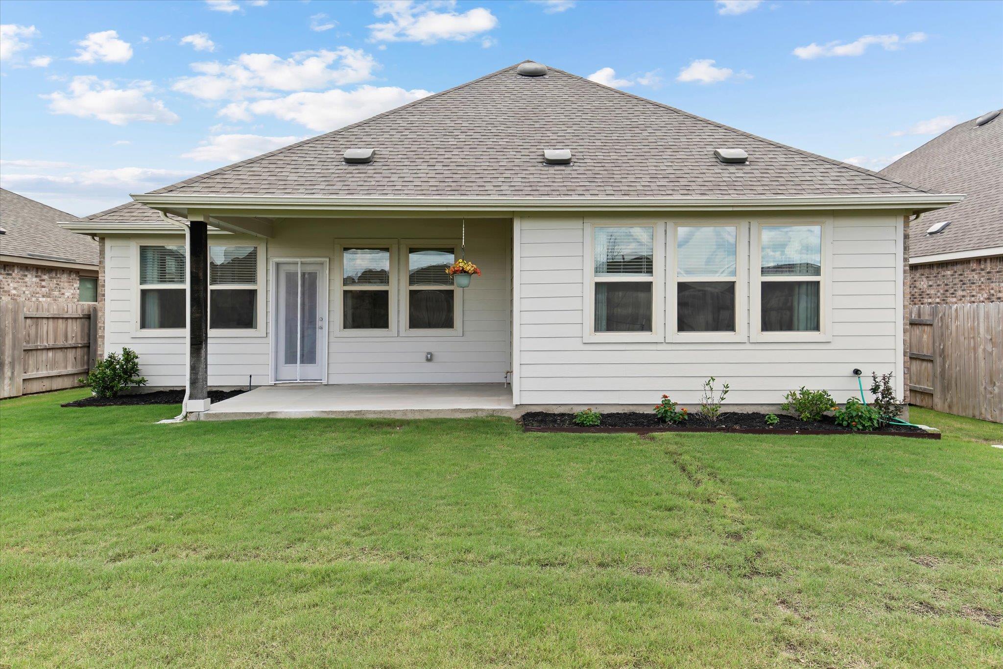 121 Shagbark Trail Bastrop TX 78602