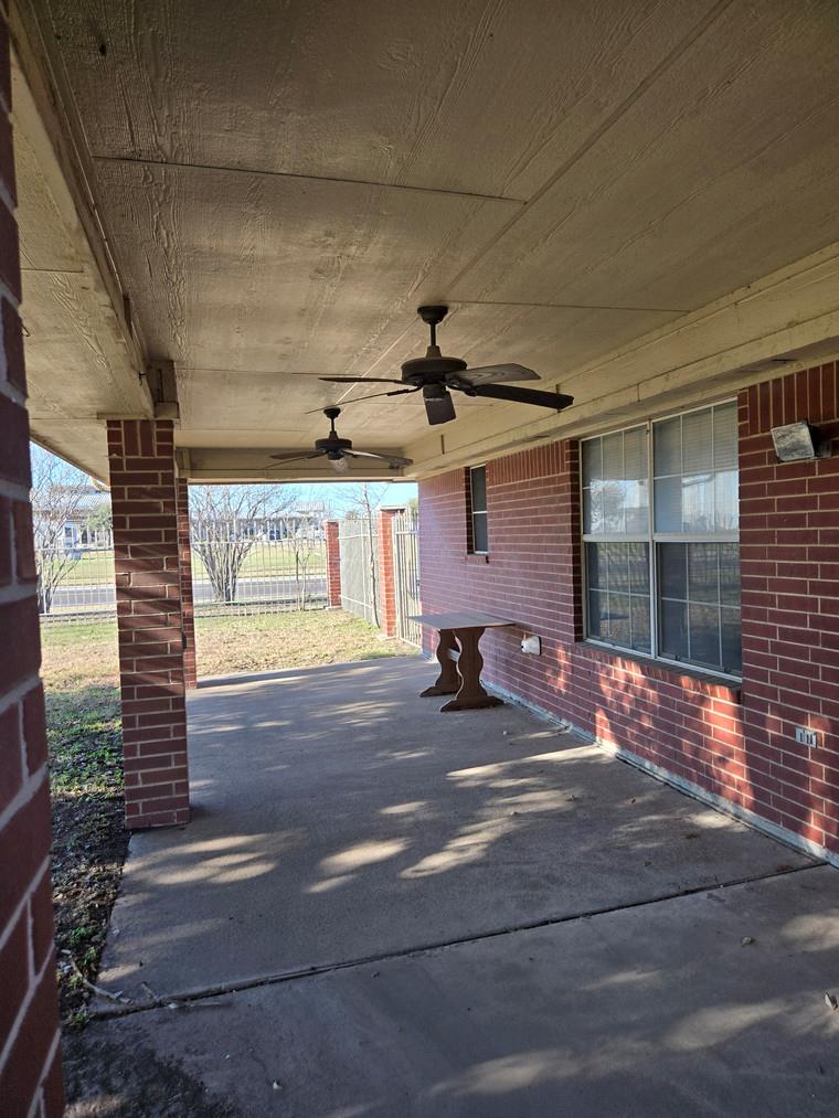 2607 Cherrylawn Drive Taylor TX 76574