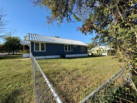 1902 N Fannin Avenue Cameron TX 76520