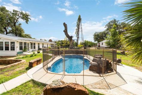 227 Henderson Lane Lockhart TX 78644