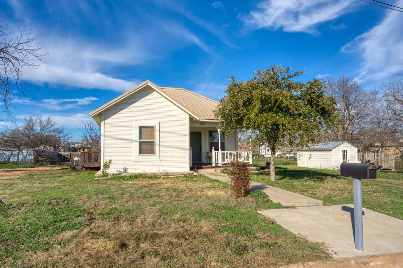 305 W Tarrant Street Llano TX 78643