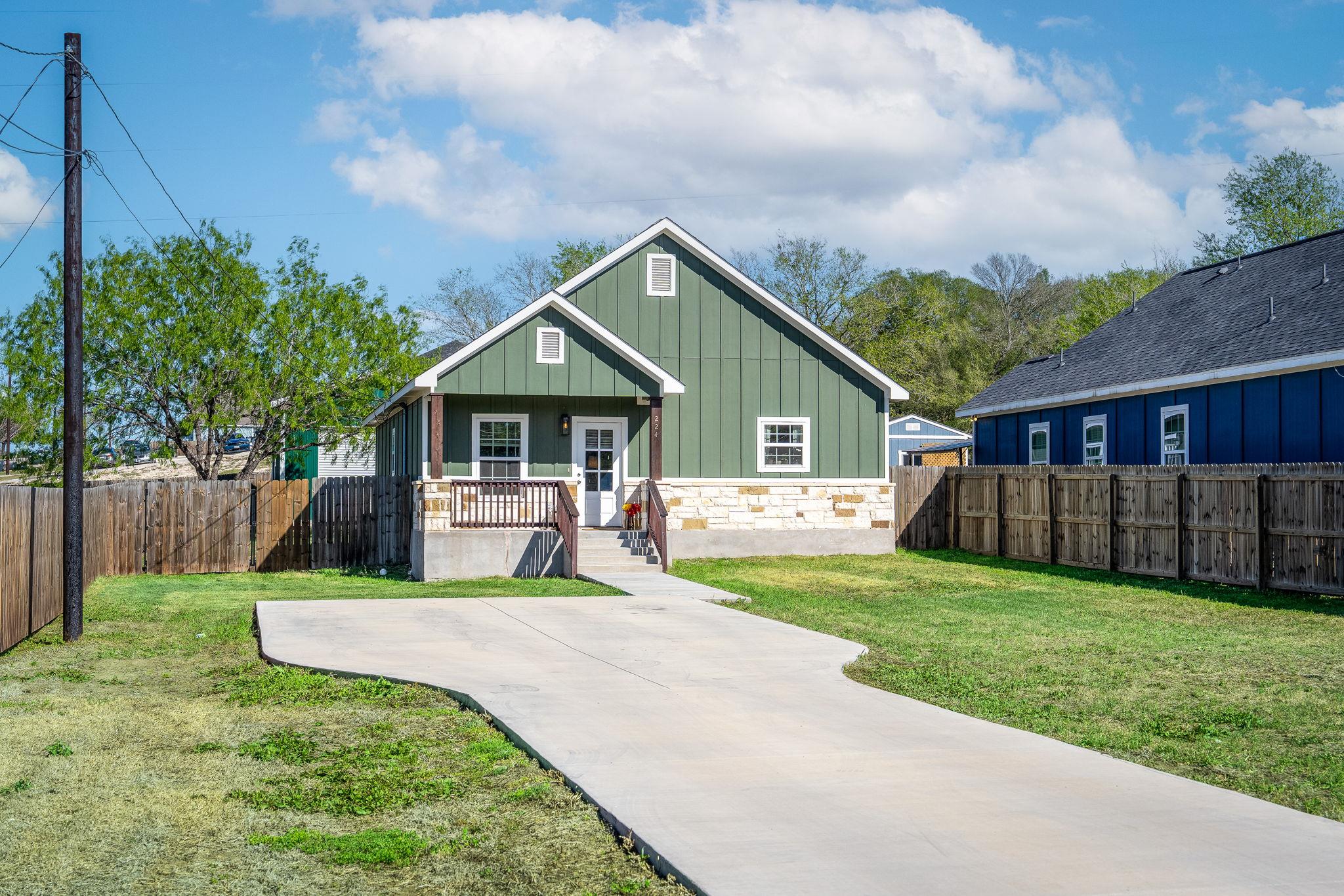 224 Spruce Avenue Luling TX 78648
