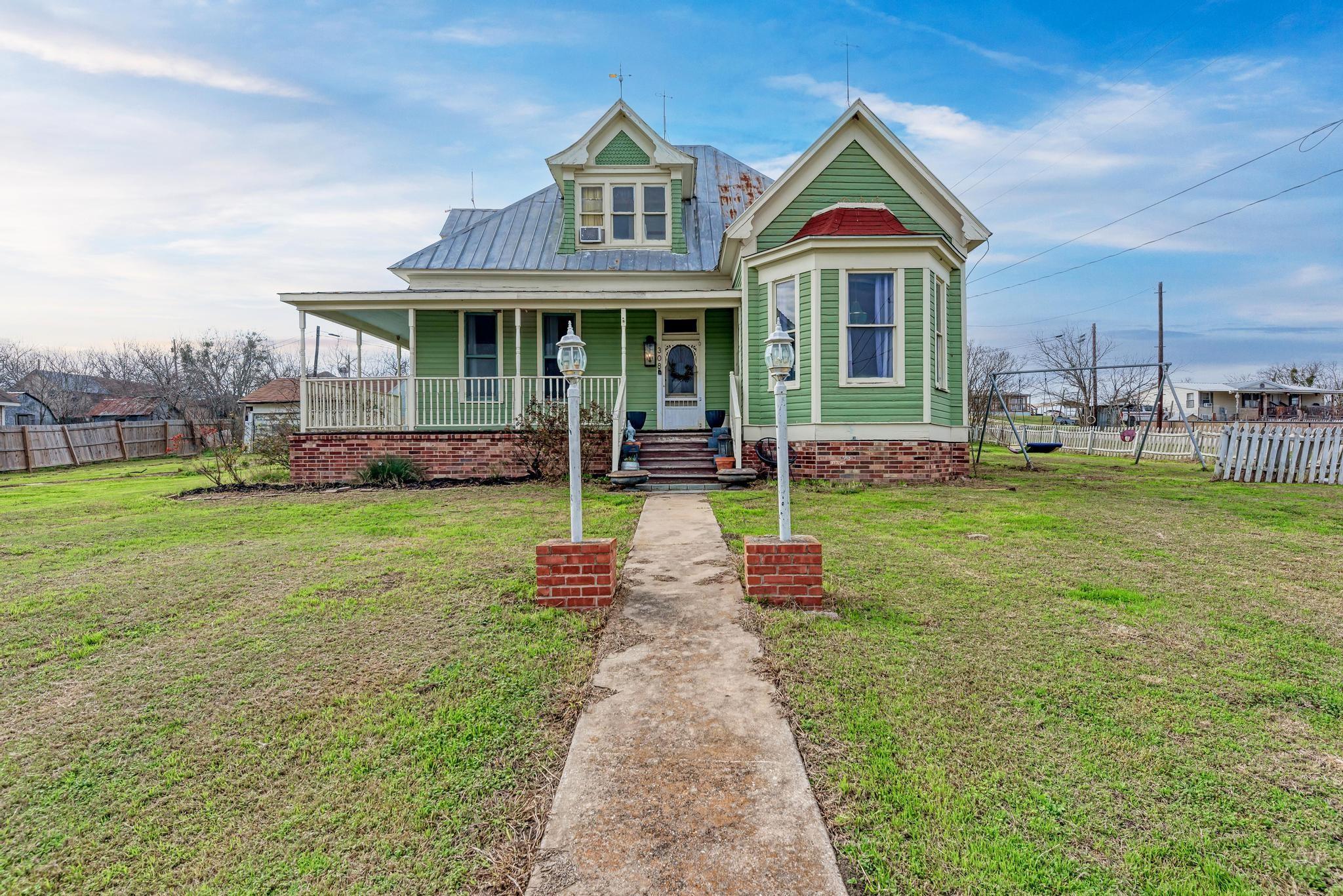 308 N Broad Street Coupland TX 78615