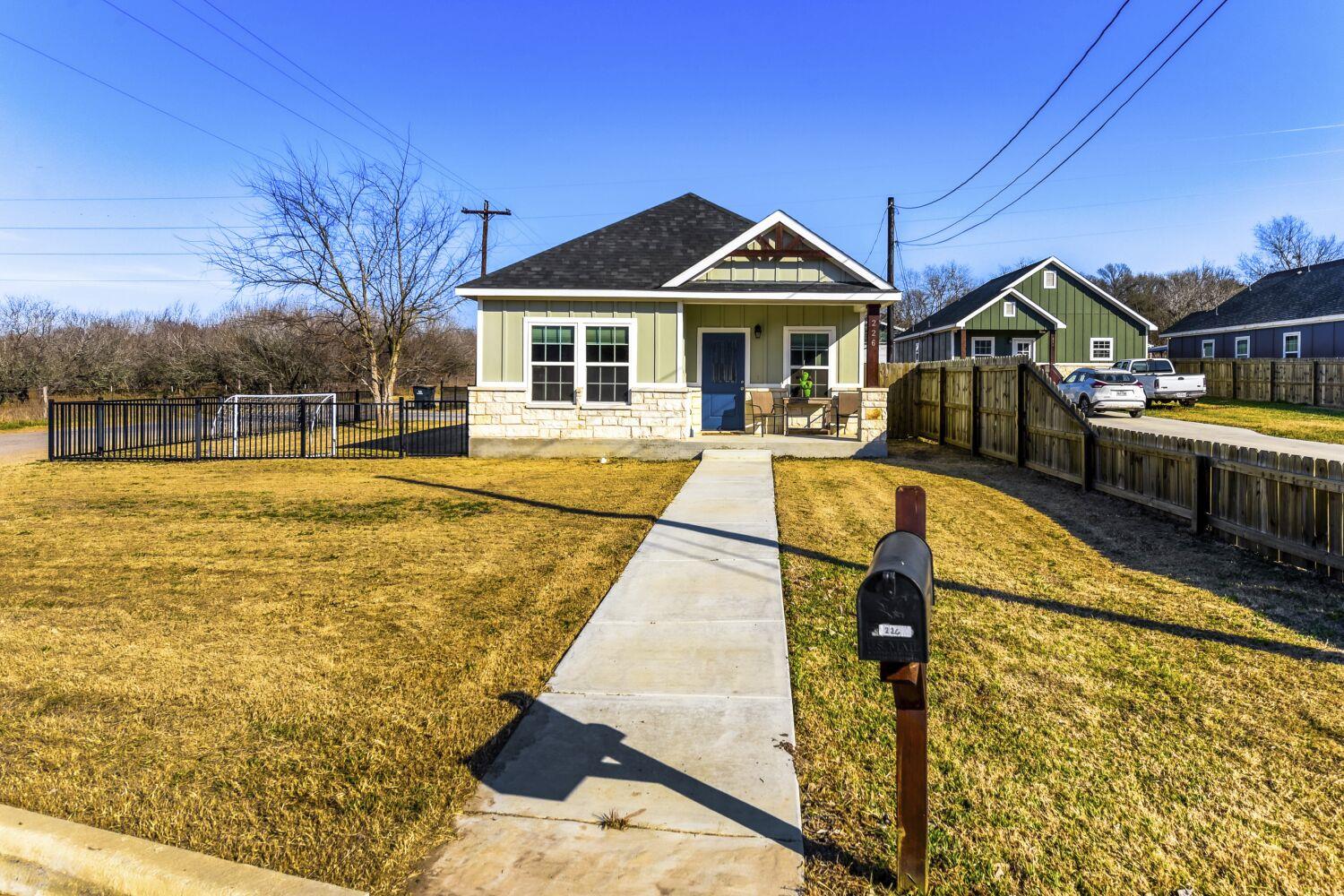 226 Spruce Avenue Luling TX 78648