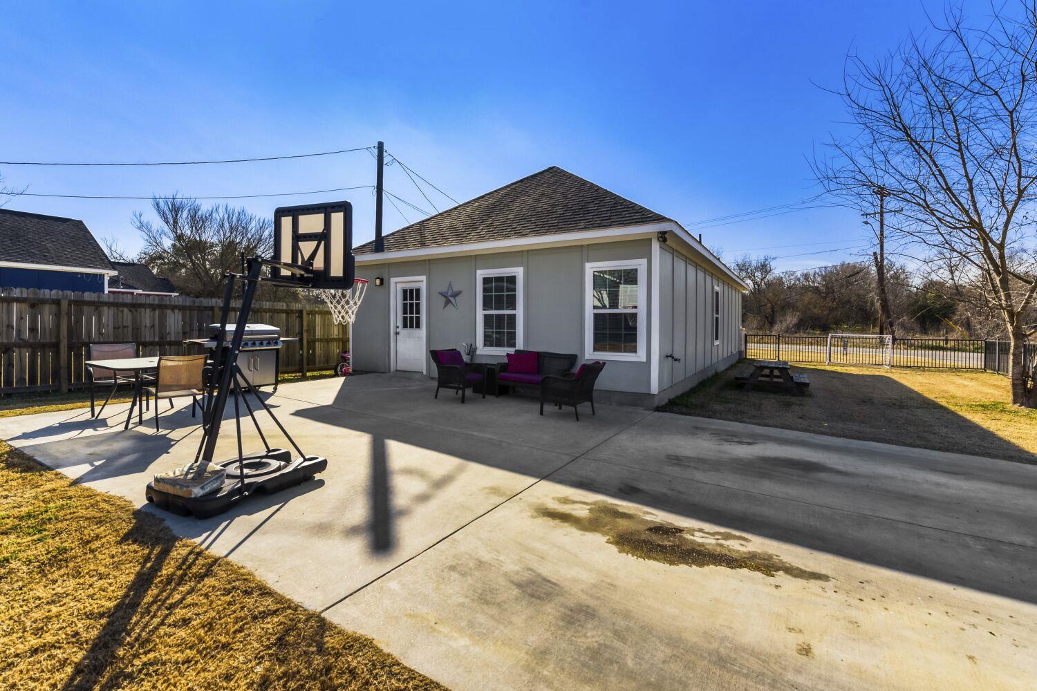 226 Spruce Avenue Luling TX 78648