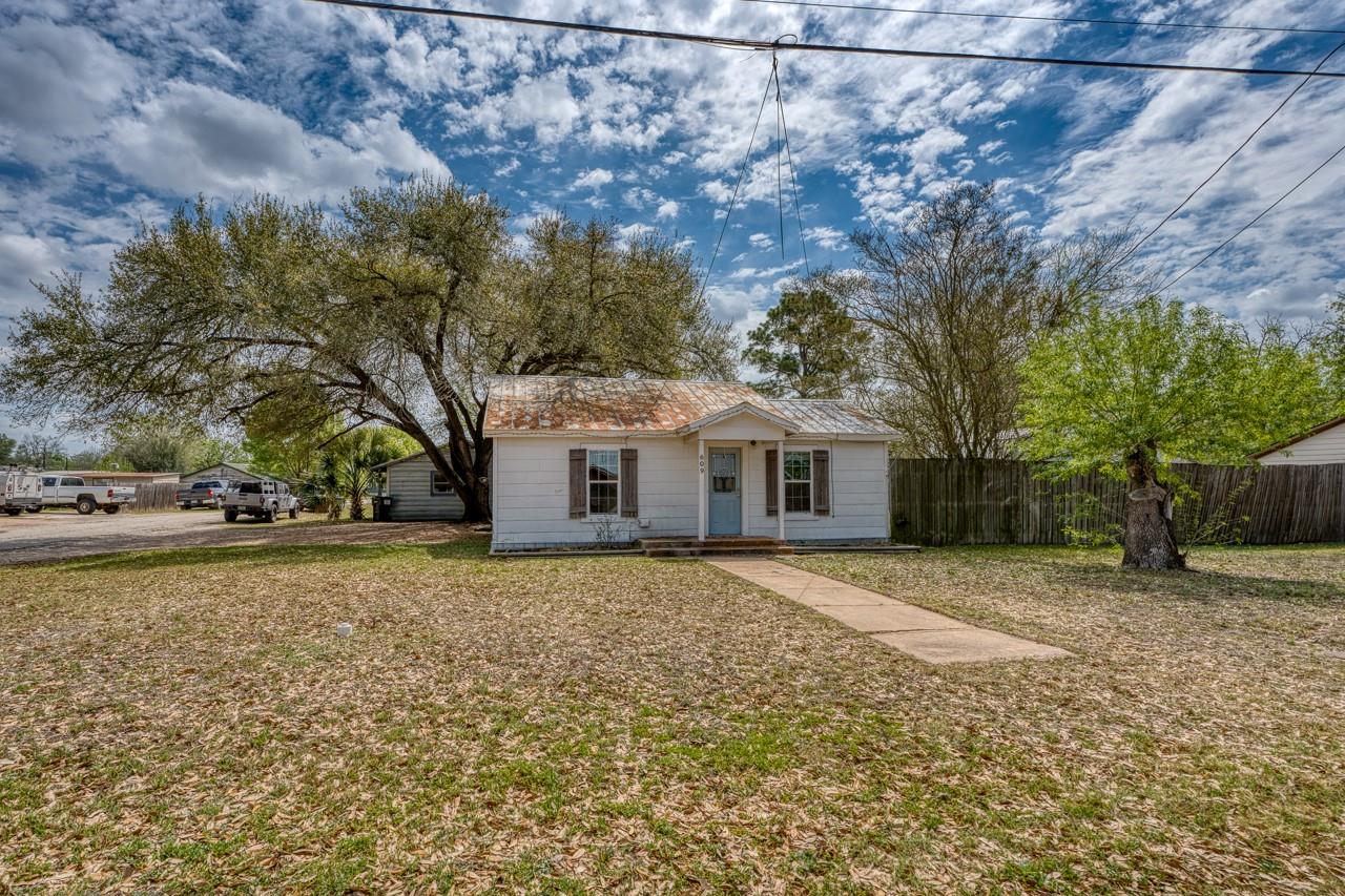 609 Dickson Street Lexington TX 78947