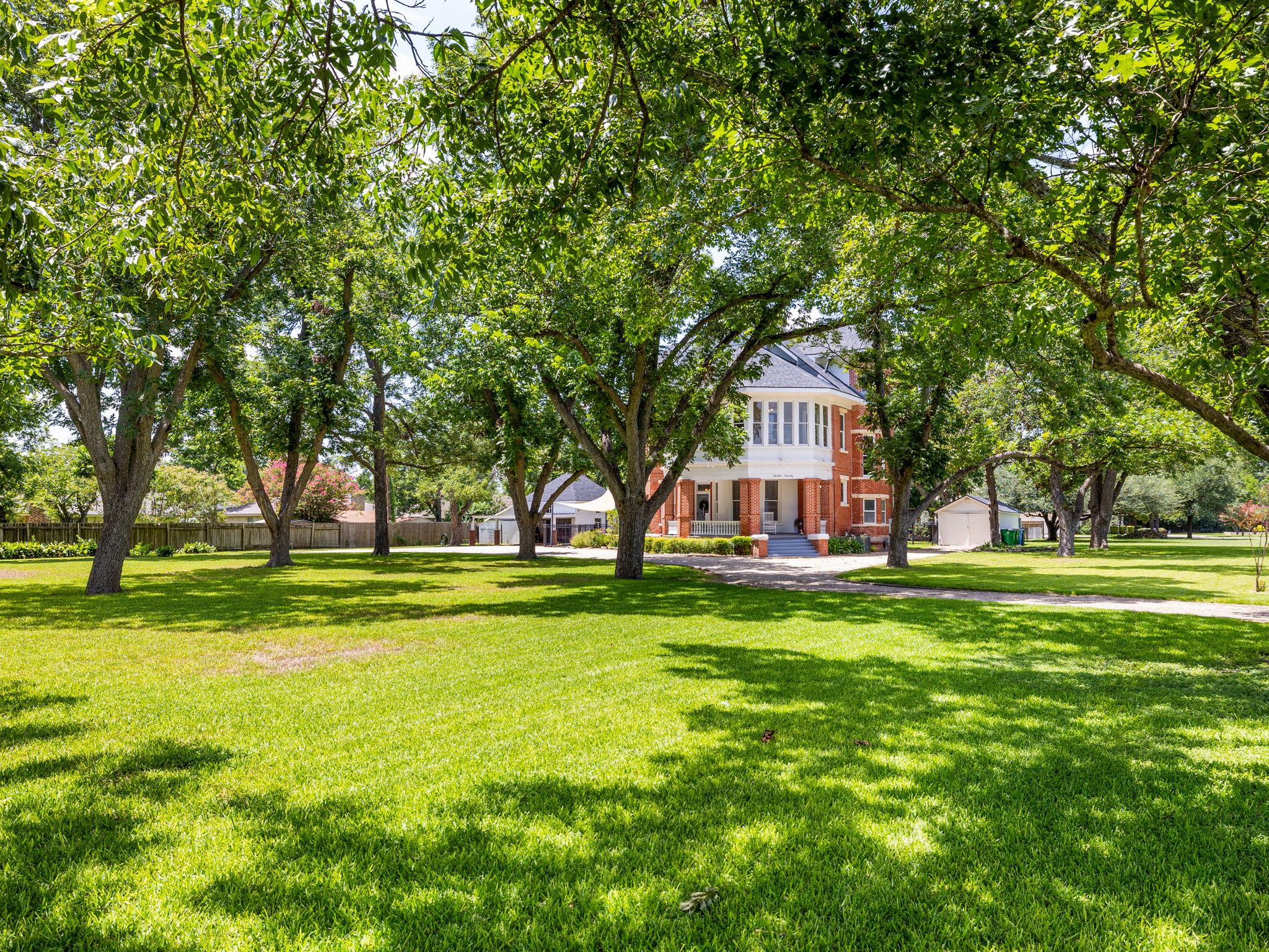 1220 W Lake Drive Taylor TX 76574