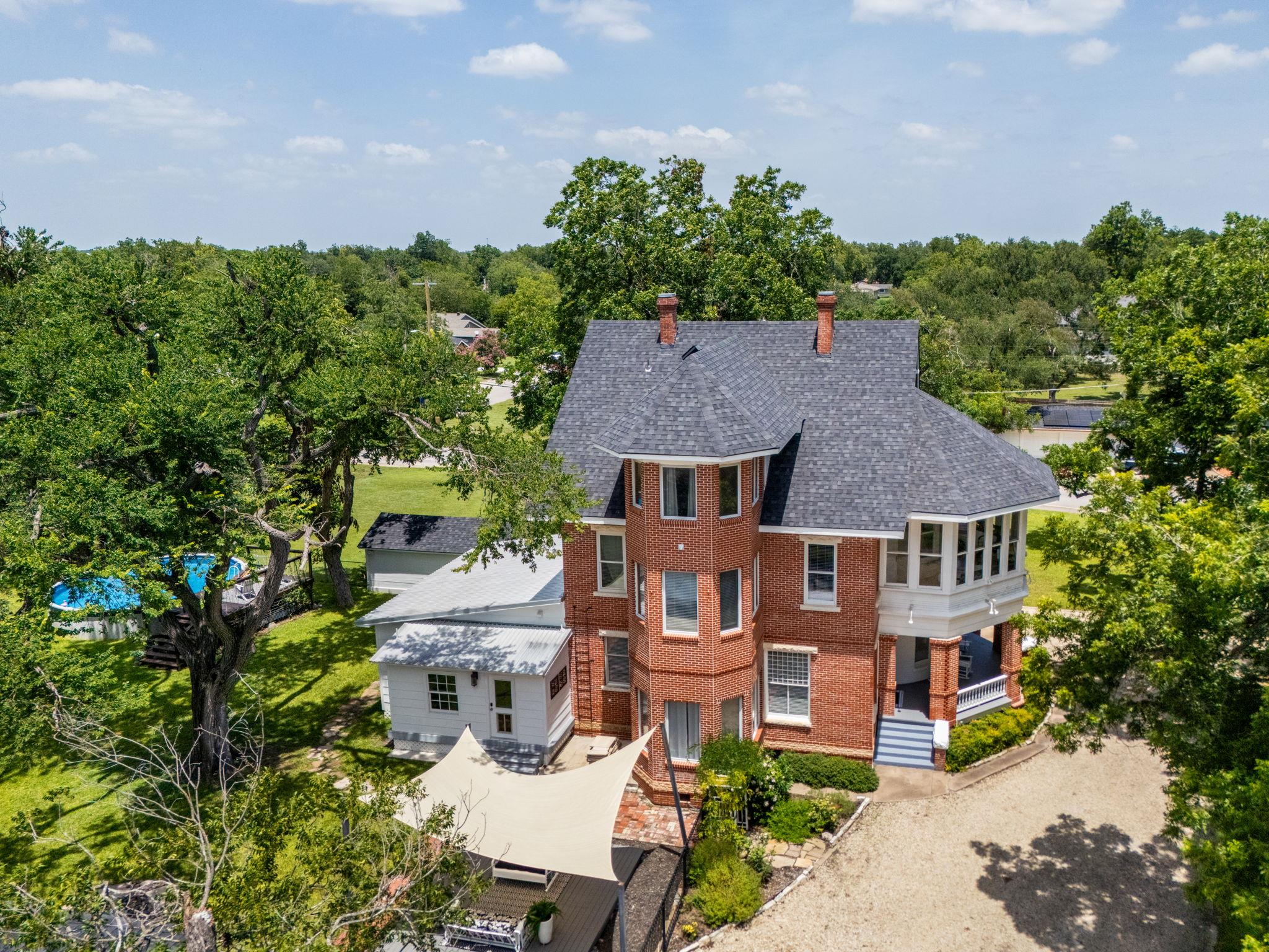 1220 W Lake Drive Taylor TX 76574