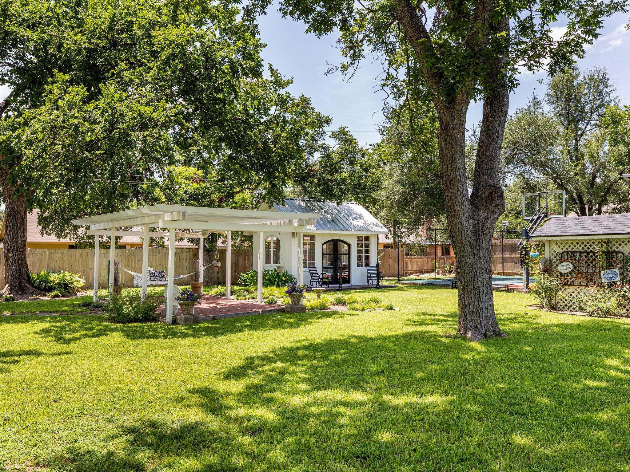 1220 W Lake Drive Taylor TX 76574