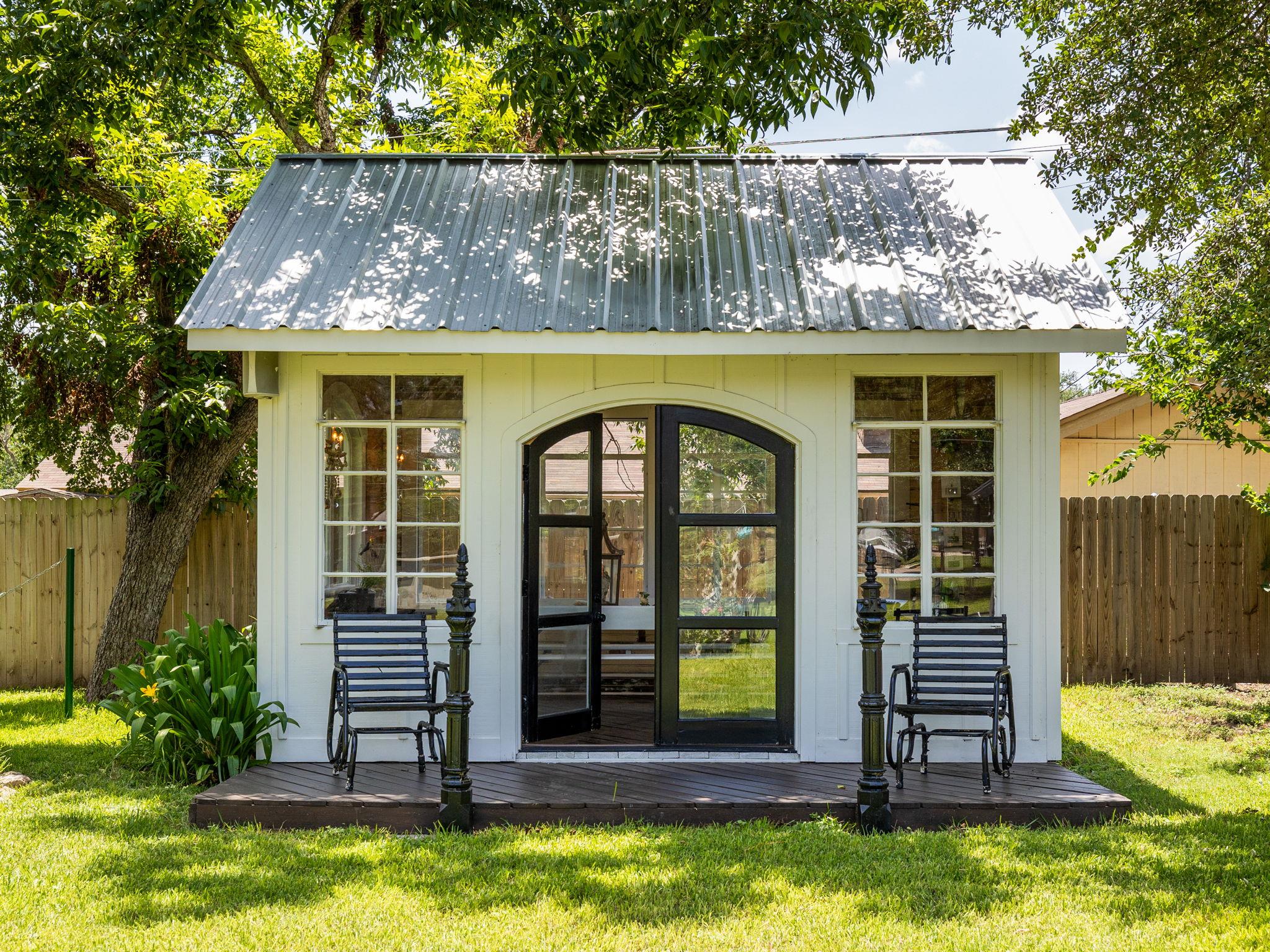 1220 W Lake Drive Taylor TX 76574