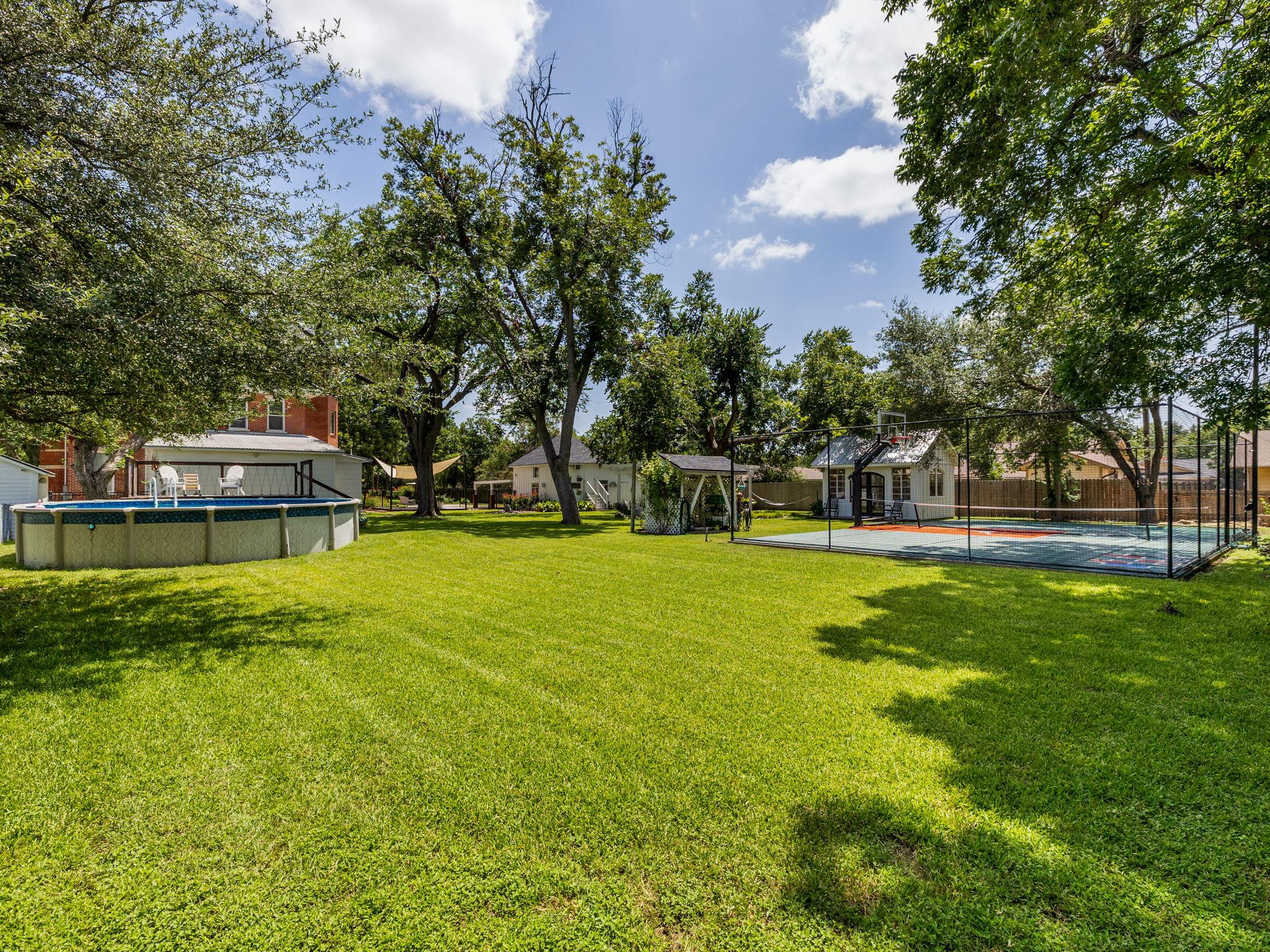1220 W Lake Drive Taylor TX 76574