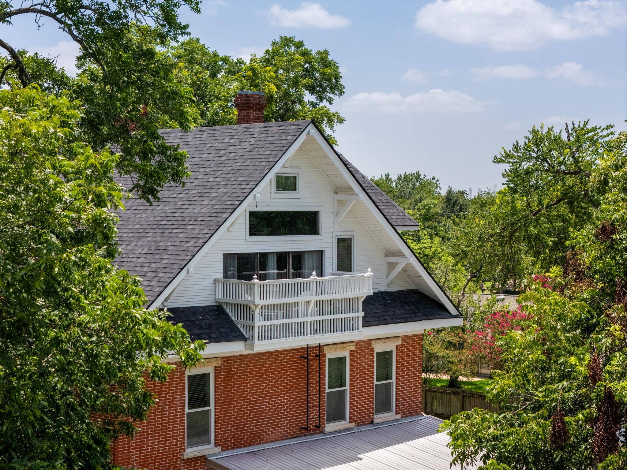 1220 W Lake Drive Taylor TX 76574