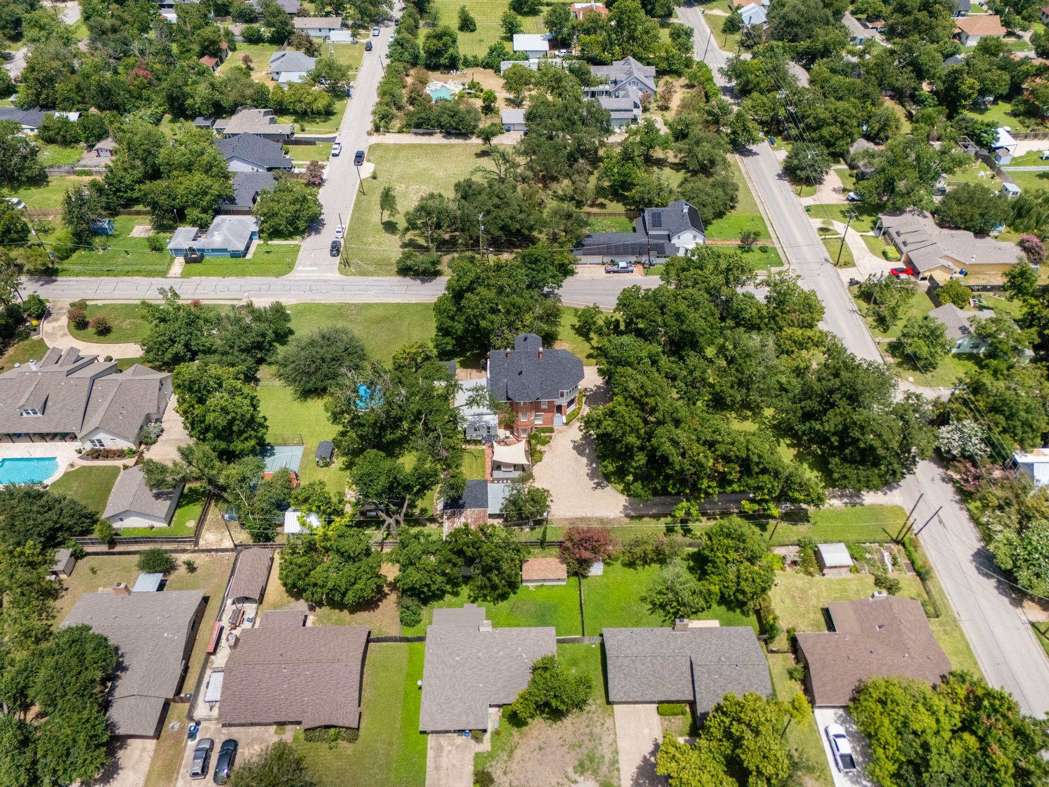 1220 W Lake Drive Taylor TX 76574