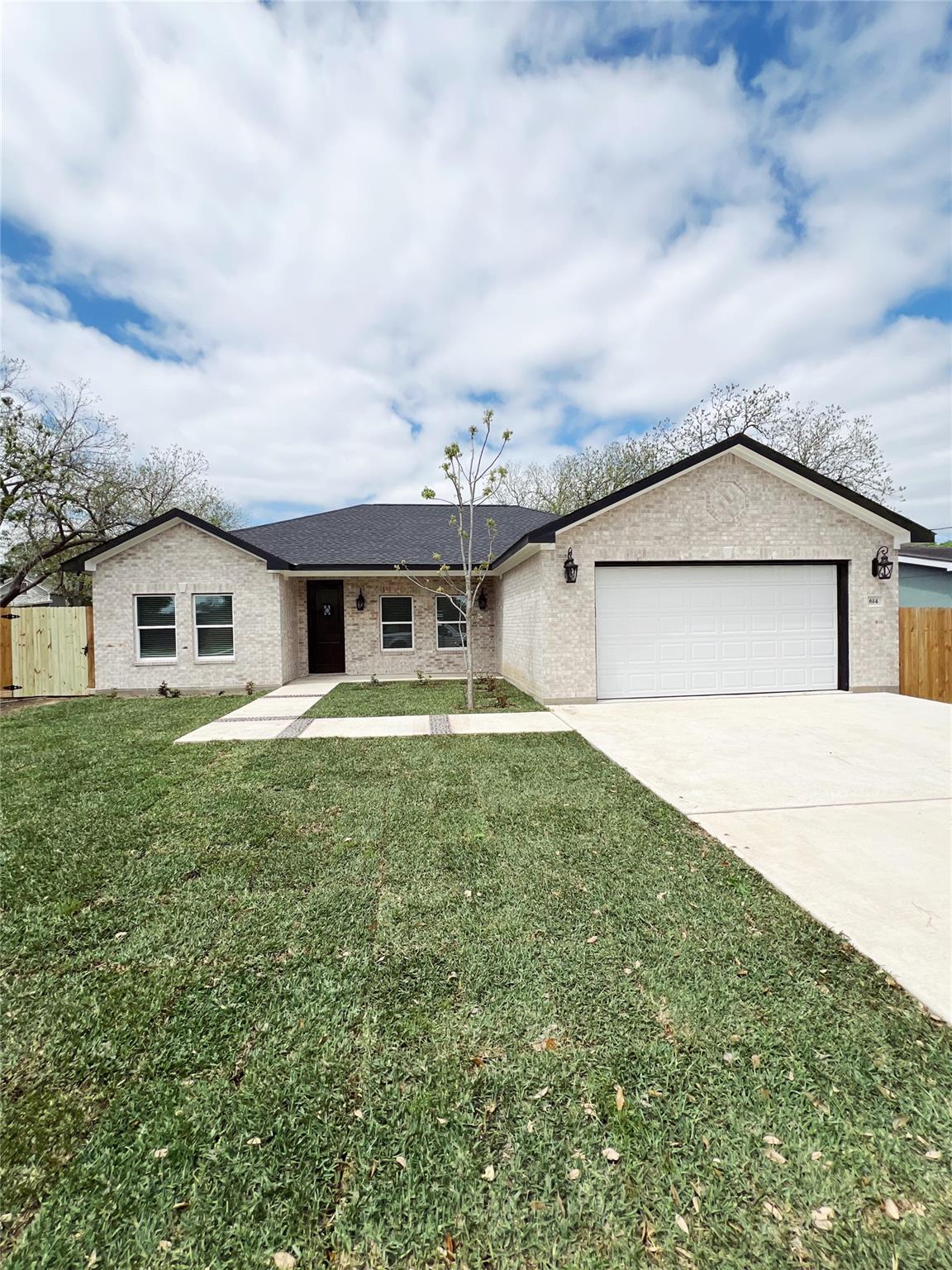 614 S Middle Street Flatonia TX 78941