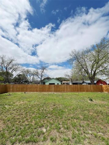614 S Middle Street Flatonia TX 78941