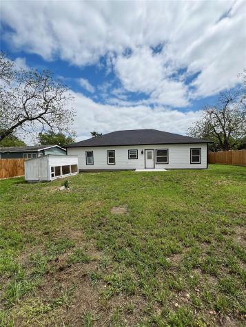 614 S Middle Street Flatonia TX 78941