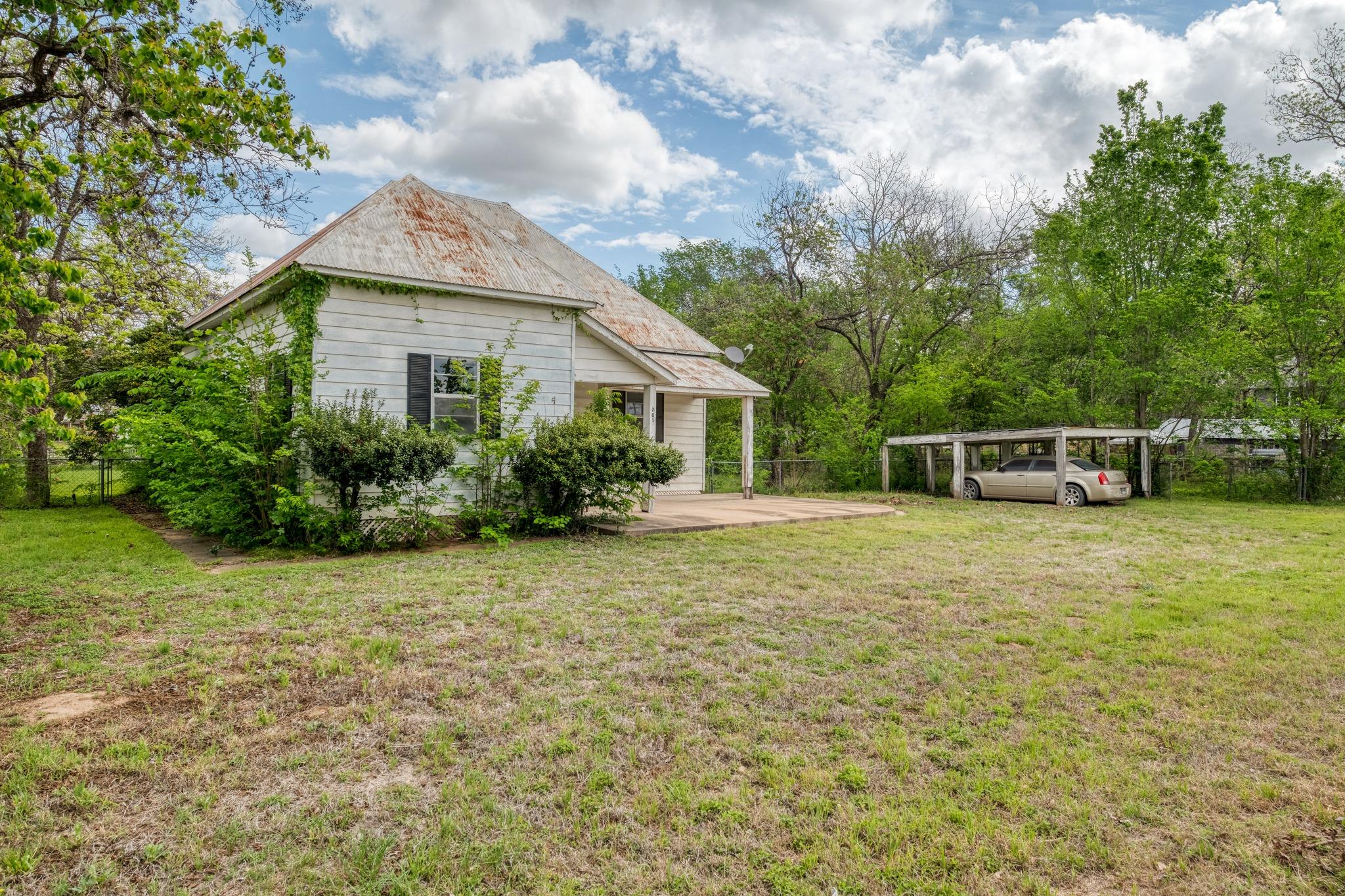 701 NE 1st Street Smithville TX 78957