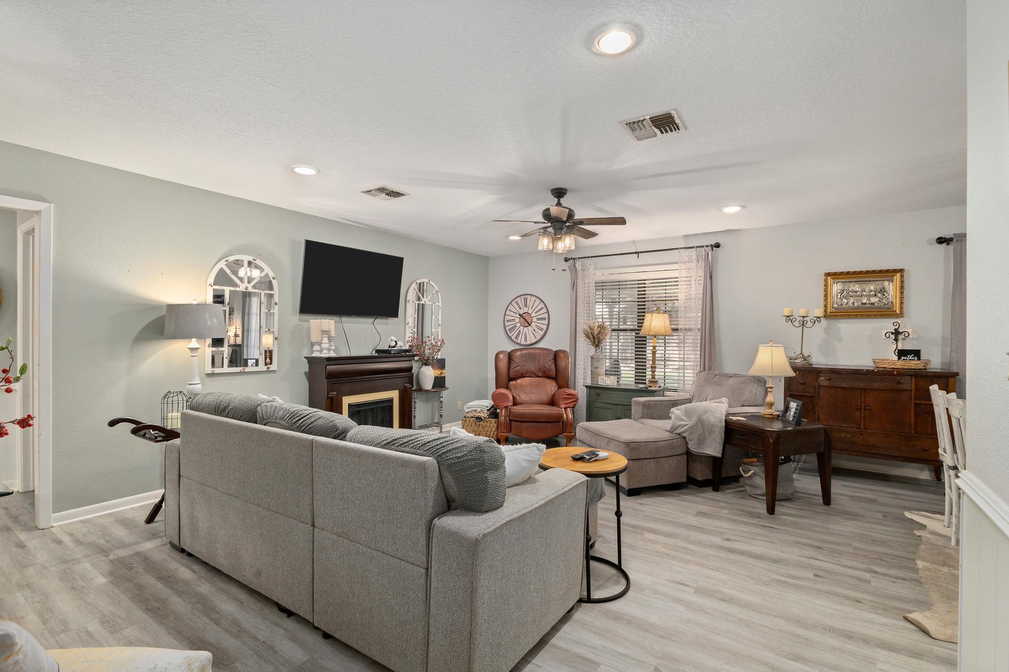 1213 Shadowlake Drive Sealy TX 77474