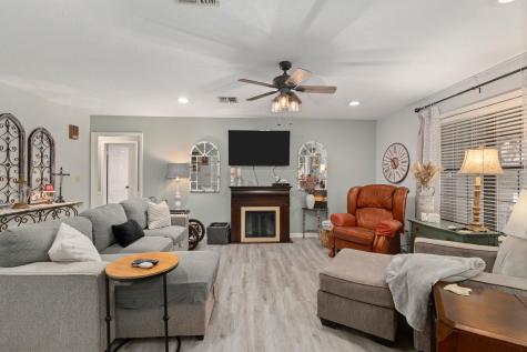 1213 Shadowlake Drive Sealy TX 77474
