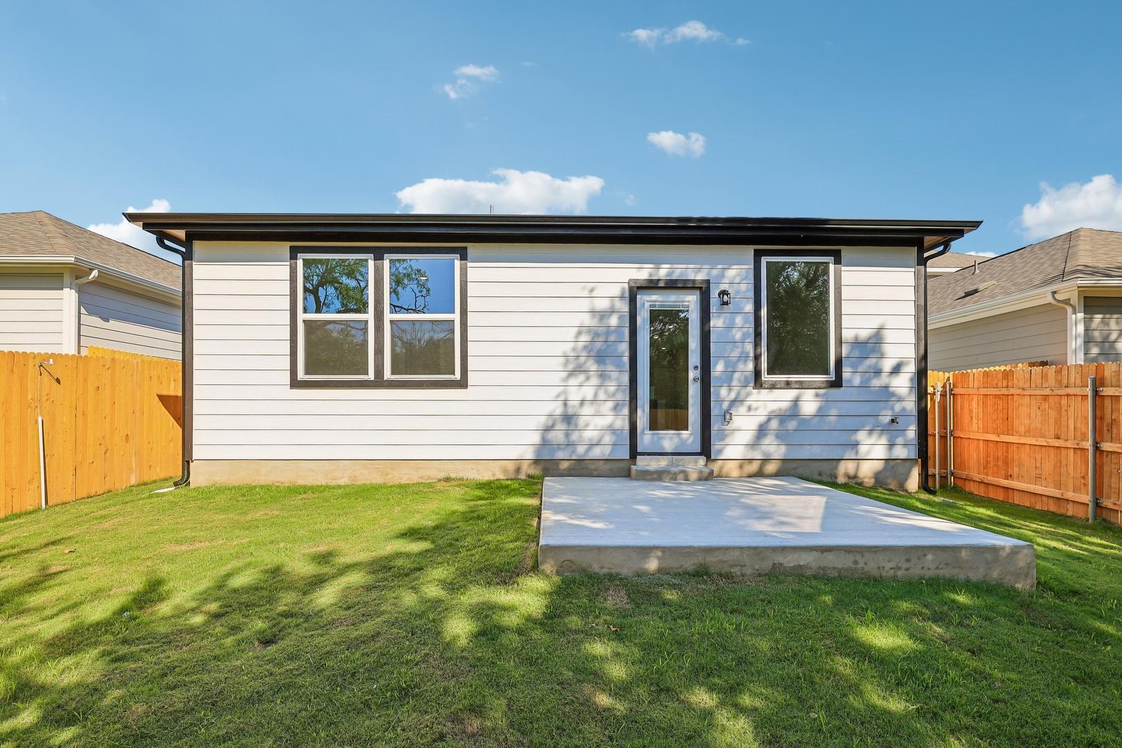 212 Bendecido Loop Elgin TX 78621