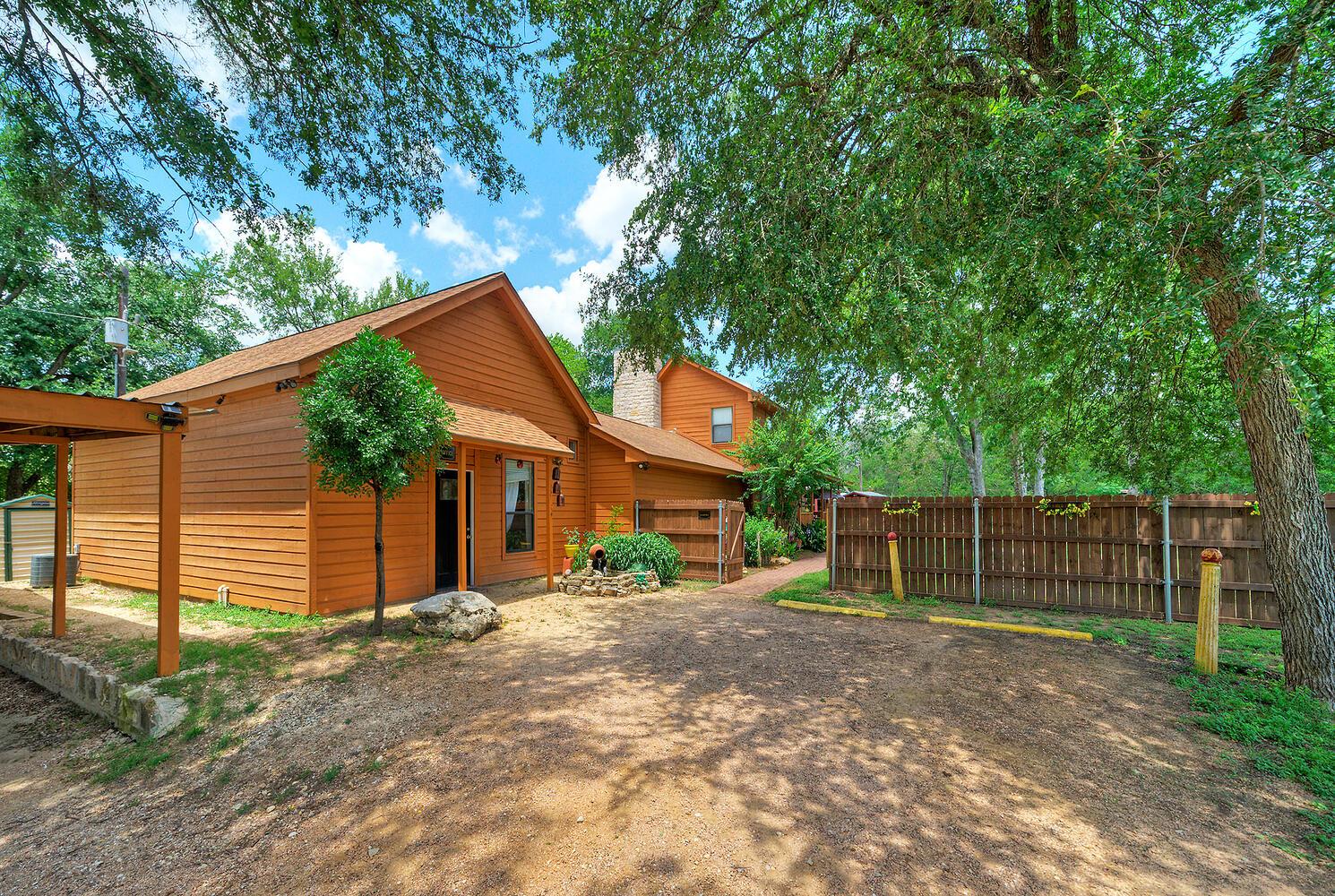 906 & 828 Water Street Webberville TX 78653