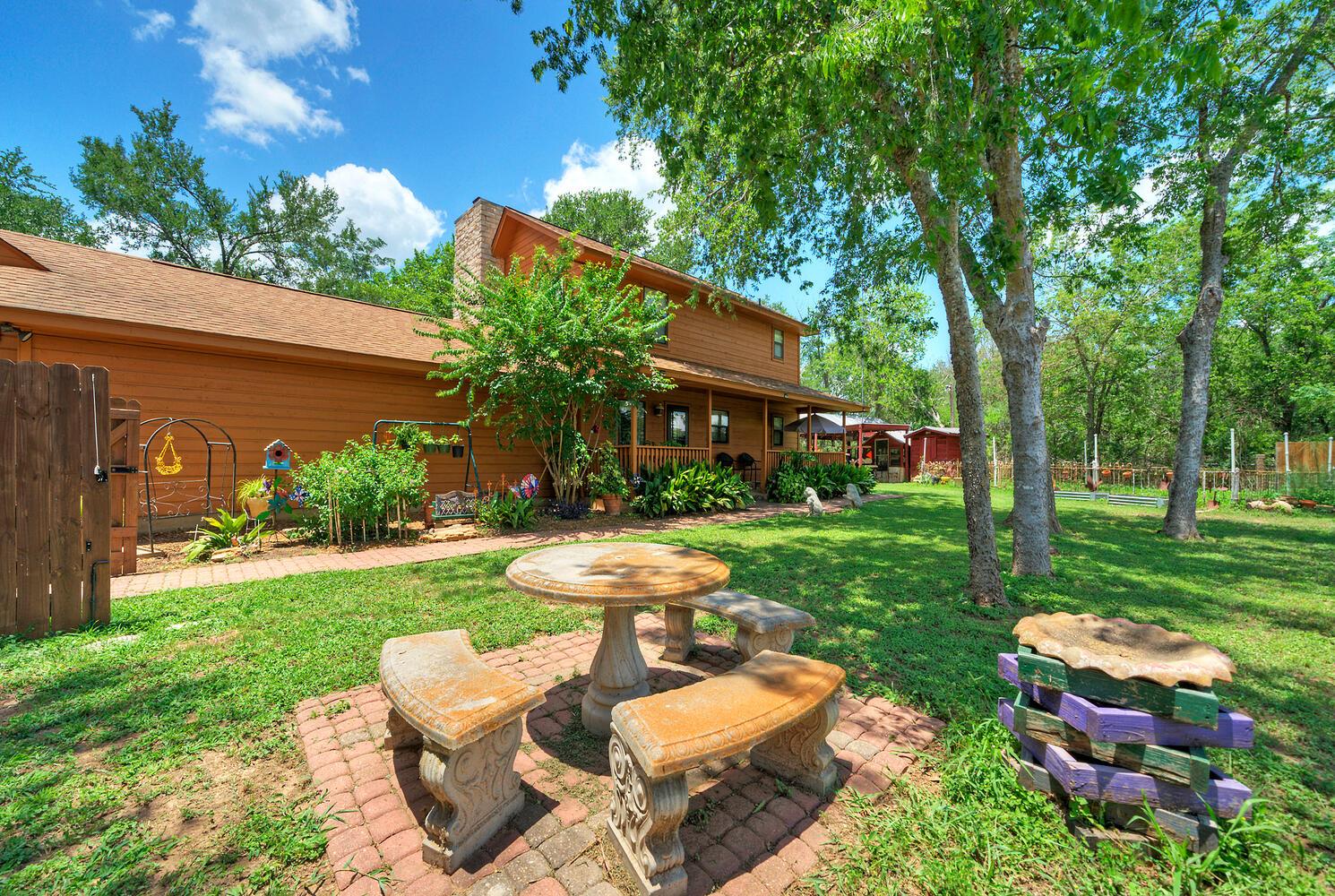 906 & 828 Water Street Webberville TX 78653