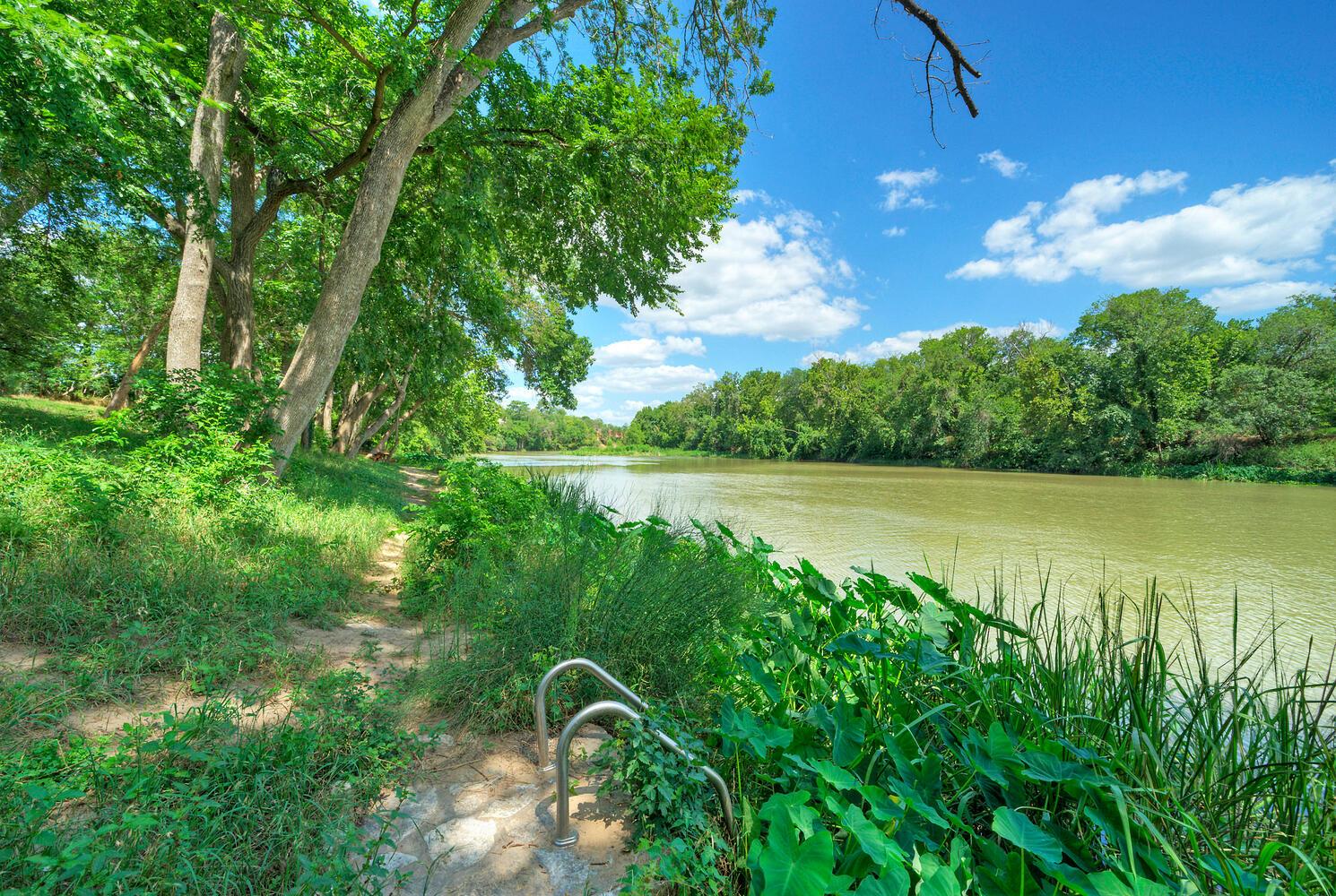 906 & 828 Water Street Webberville TX 78653