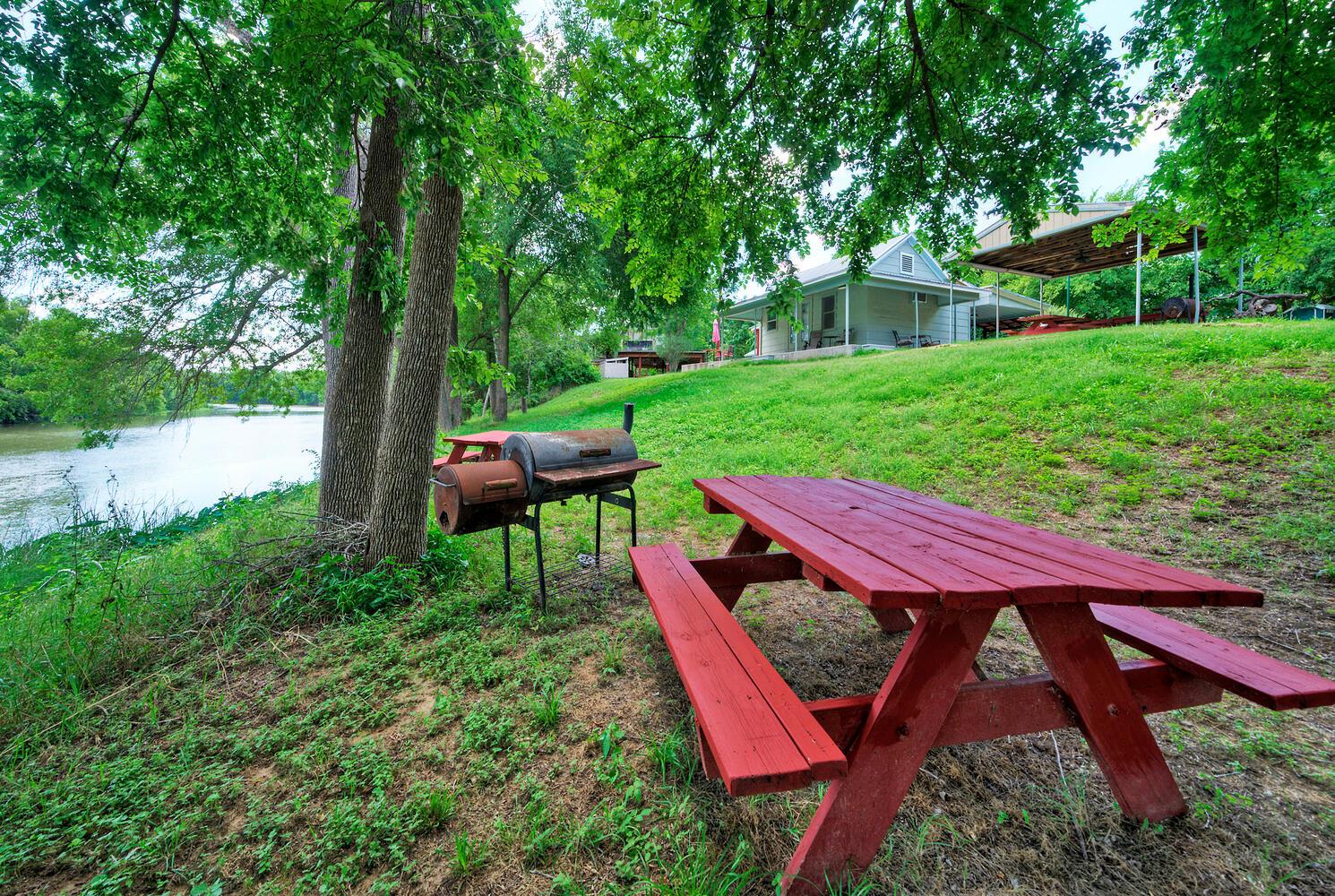 906 & 828 Water Street Webberville TX 78653