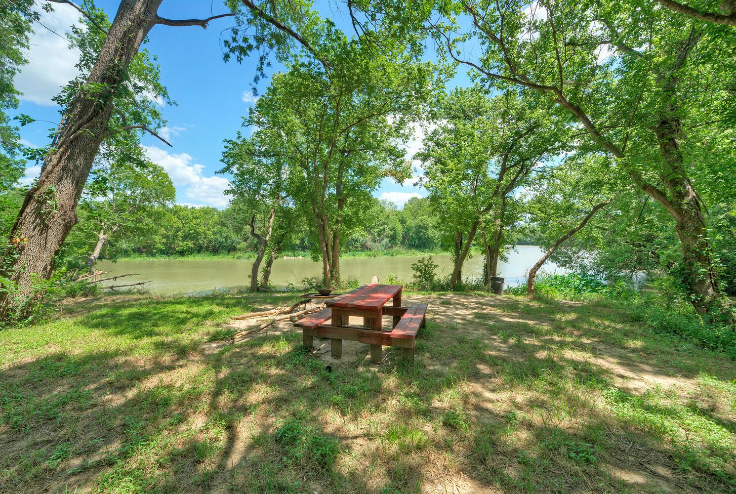 906 & 828 Water Street Webberville TX 78653