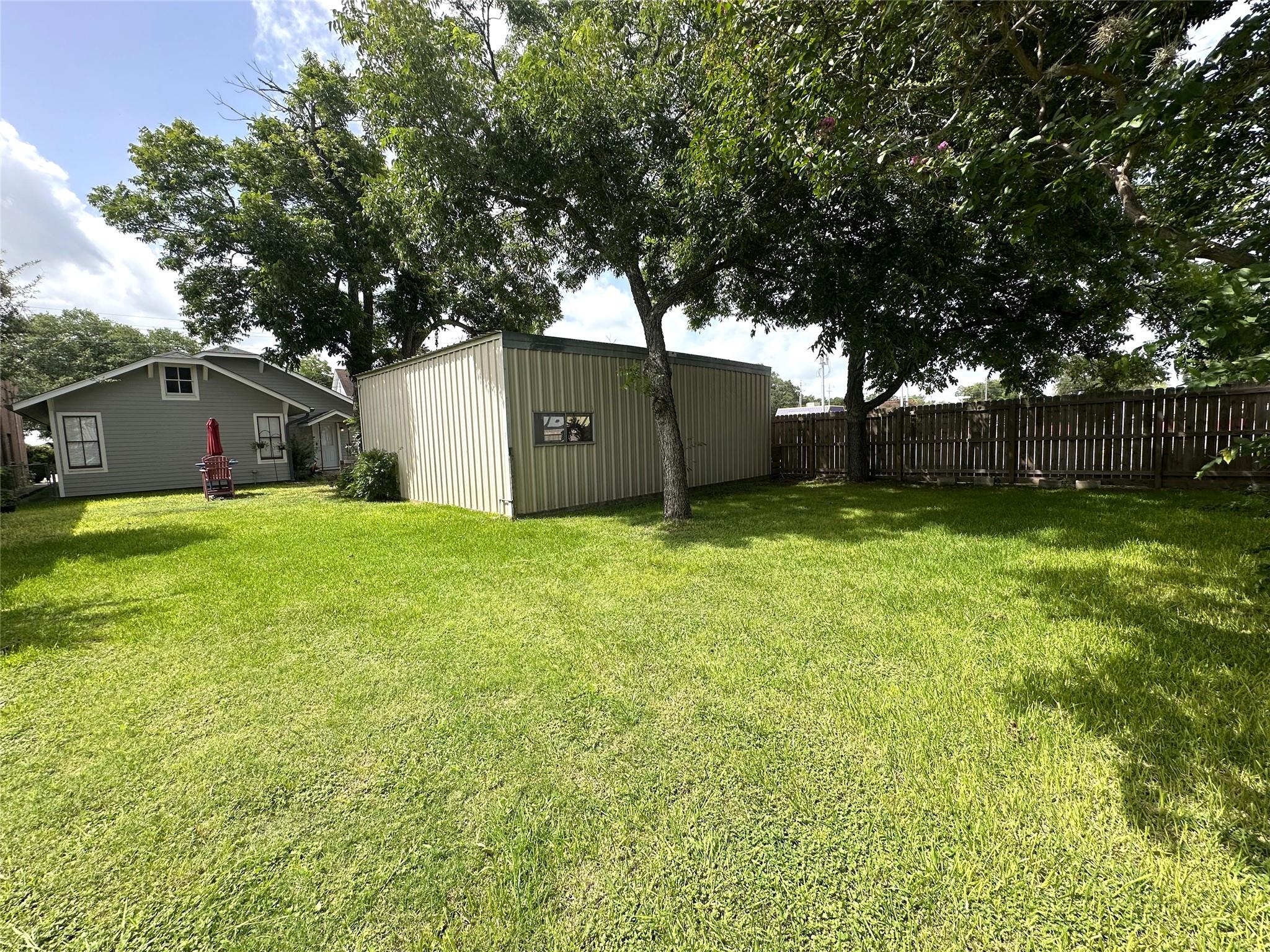 129 E Crockett Street La Grange TX 78945