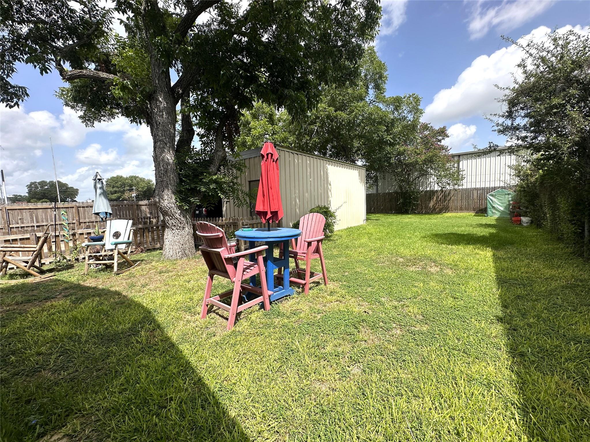 129 E Crockett Street La Grange TX 78945