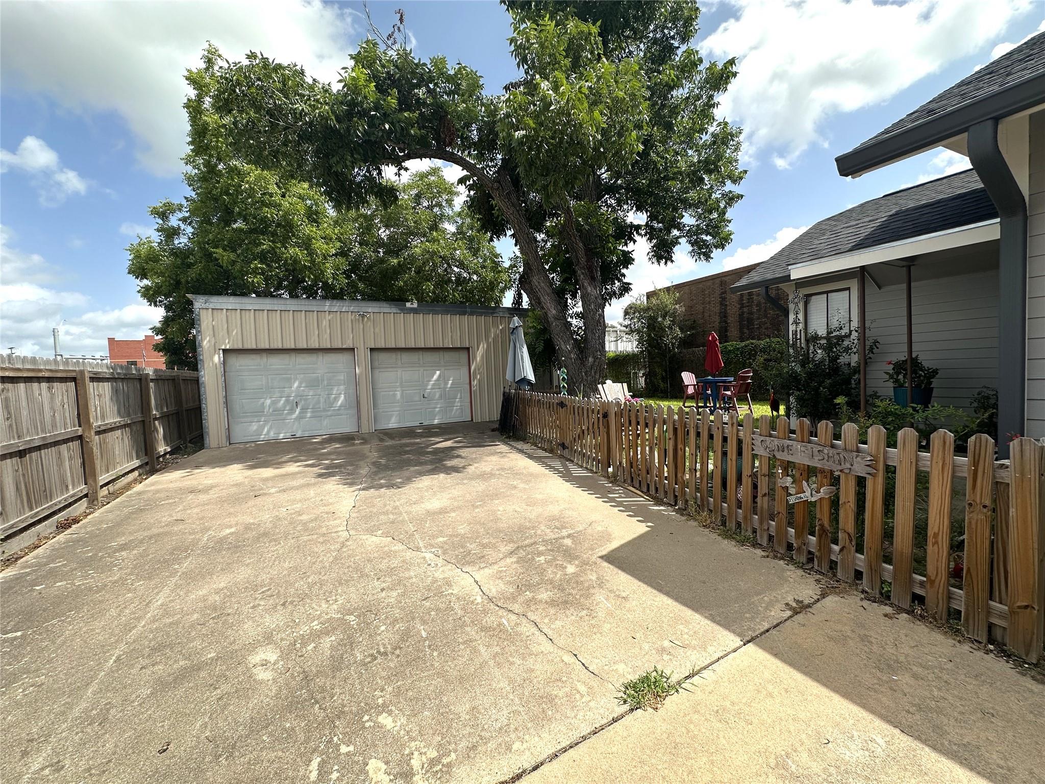 129 E Crockett Street La Grange TX 78945
