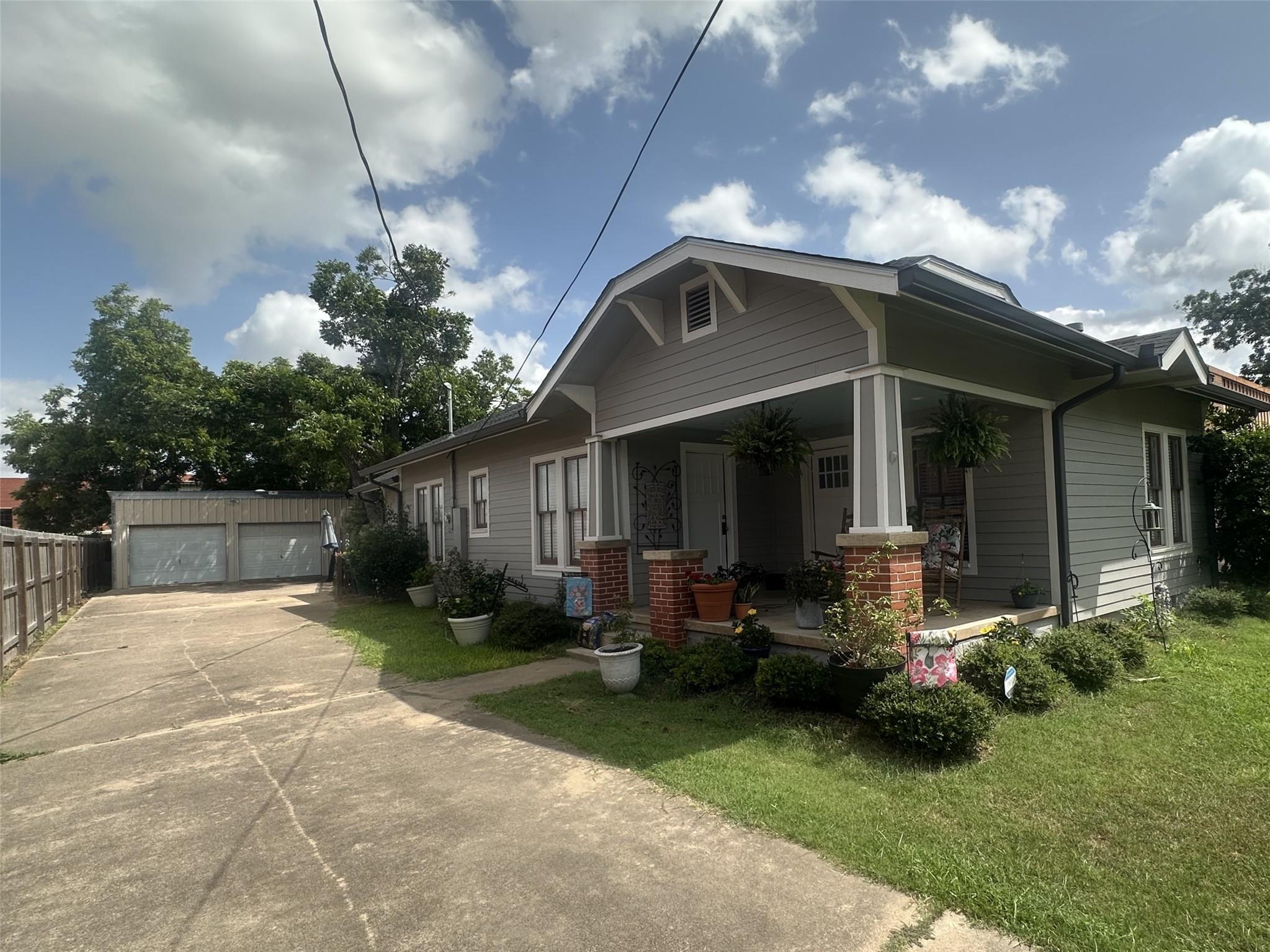 129 E Crockett Street La Grange TX 78945