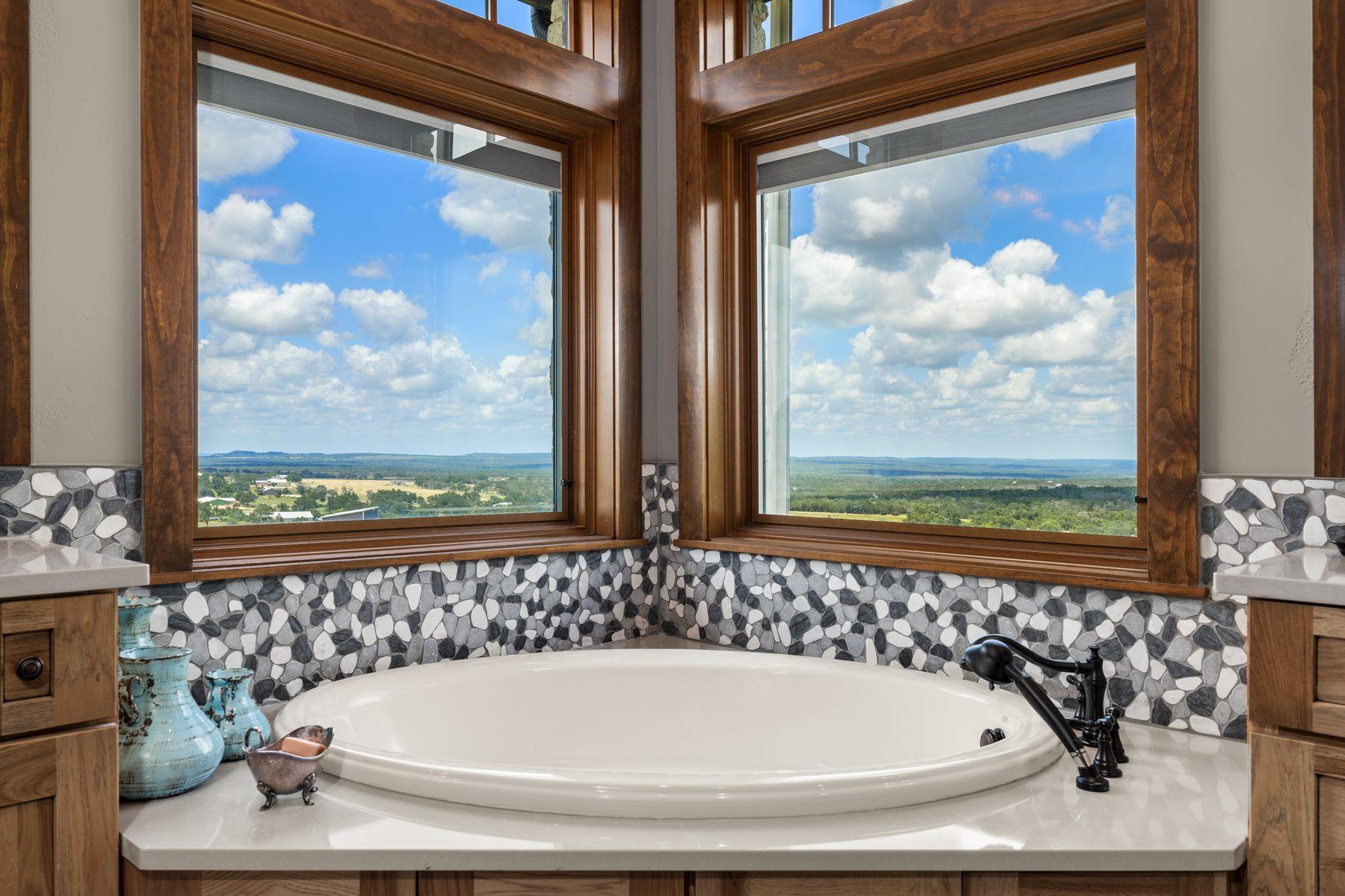 115 Trophy Oak Point Fredericksburg TX 78624