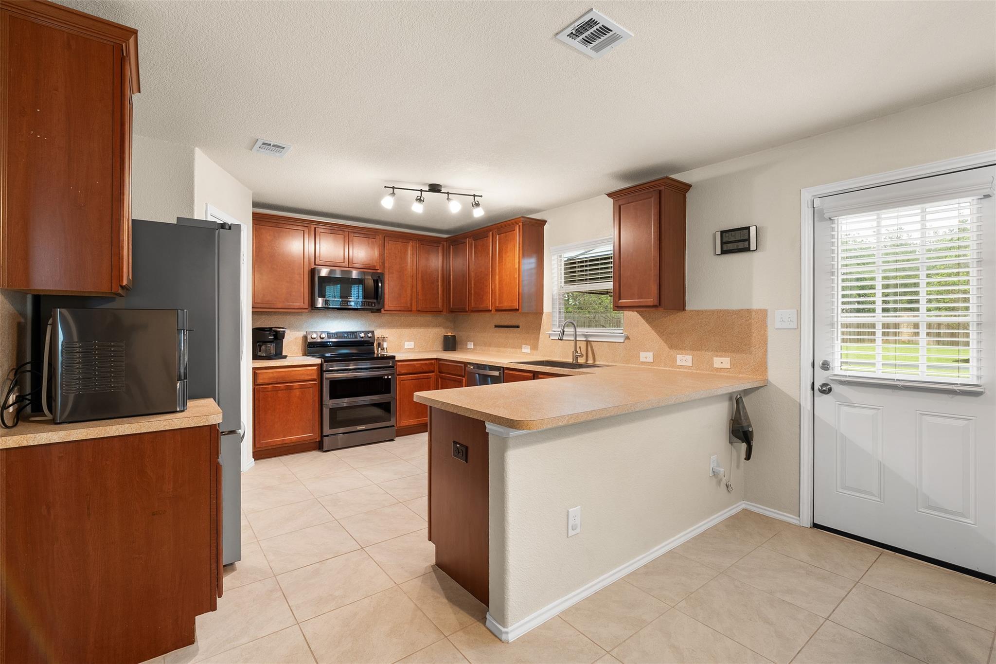 137 Barn Owl Loop Leander TX 78641