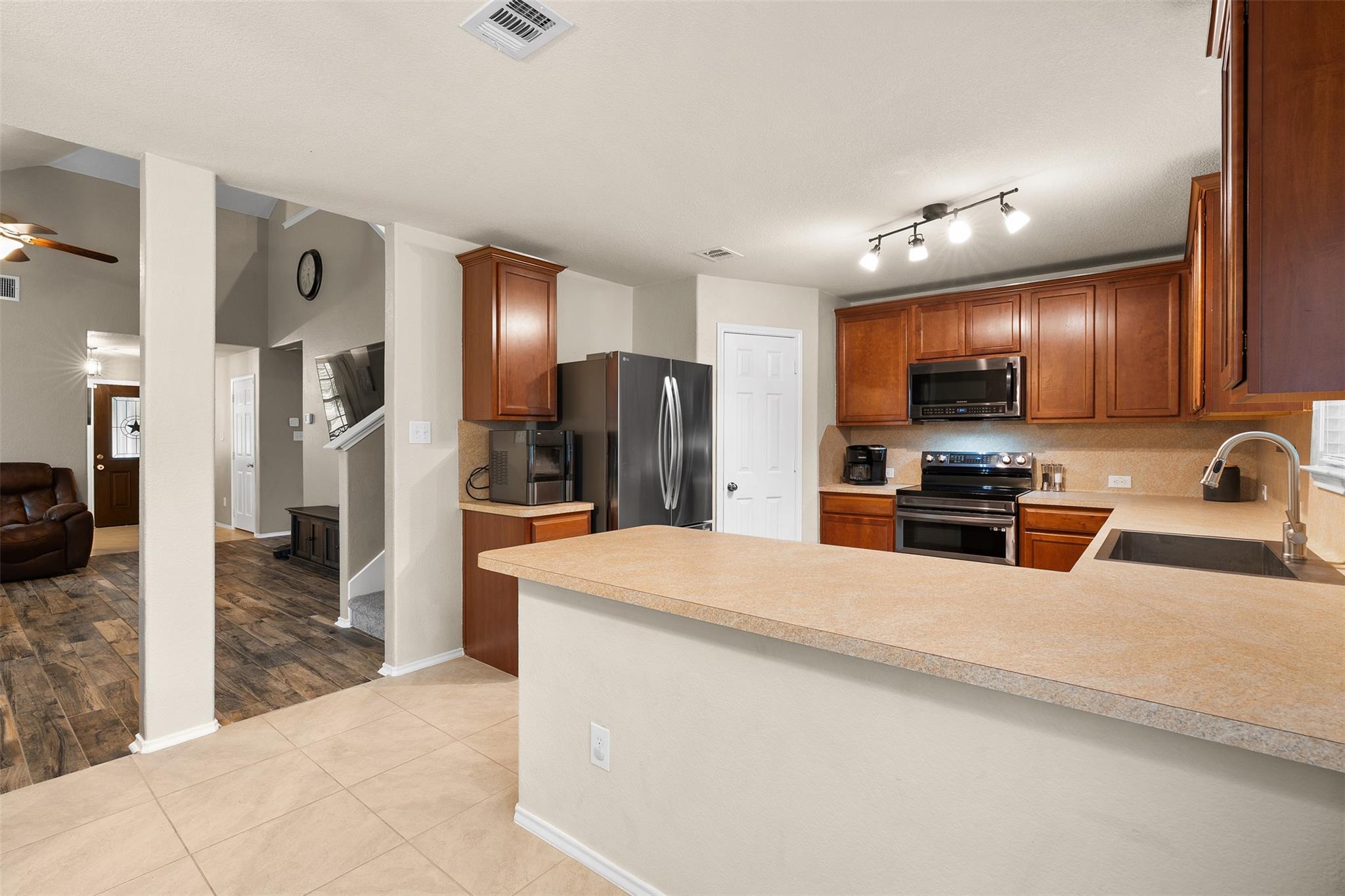 137 Barn Owl Loop Leander TX 78641