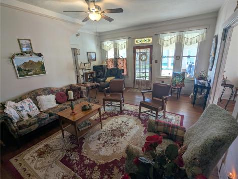 502 W 10th Street Taylor TX 76574