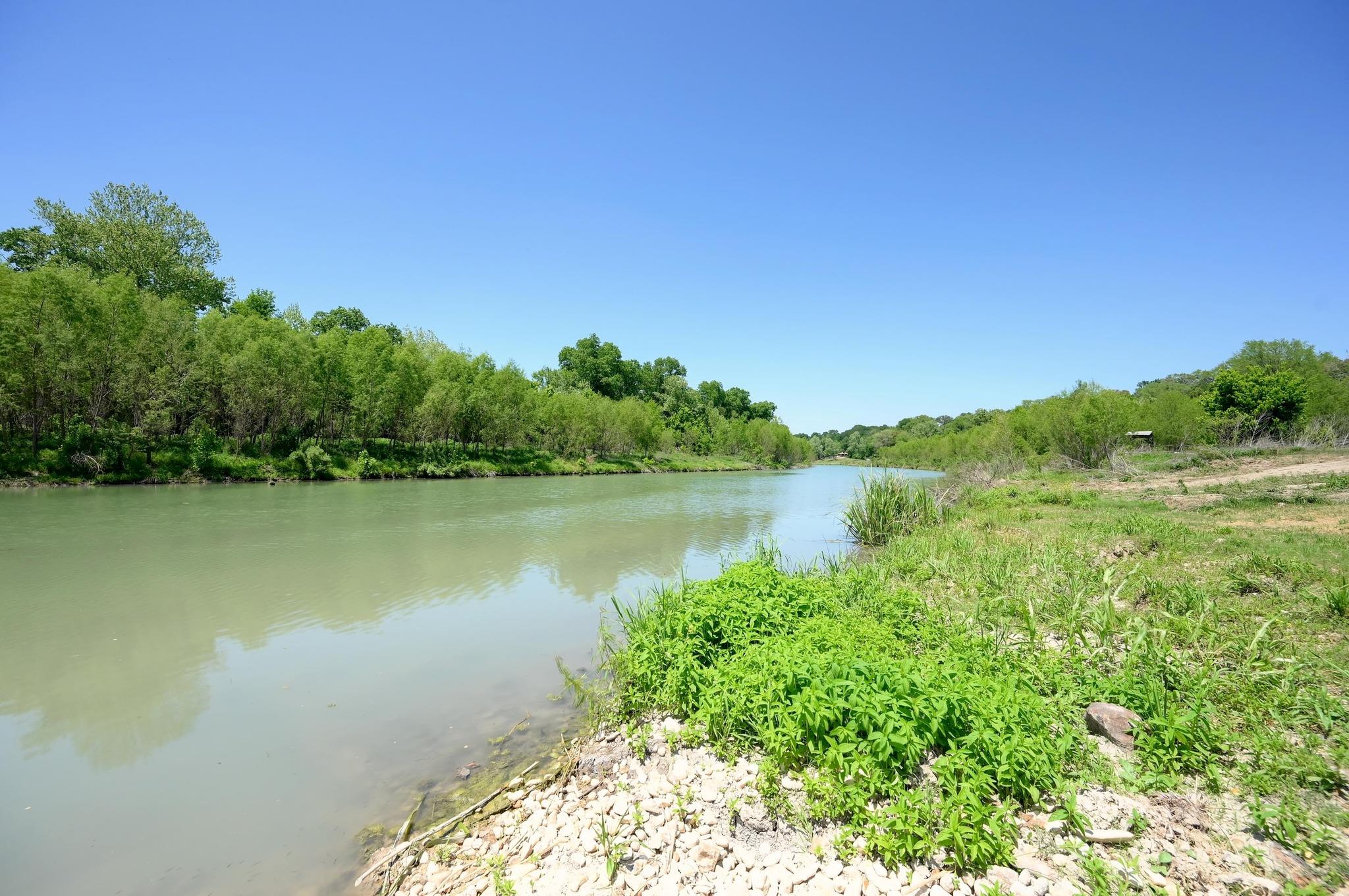 464 County Road 471 Gonzales TX 78629
