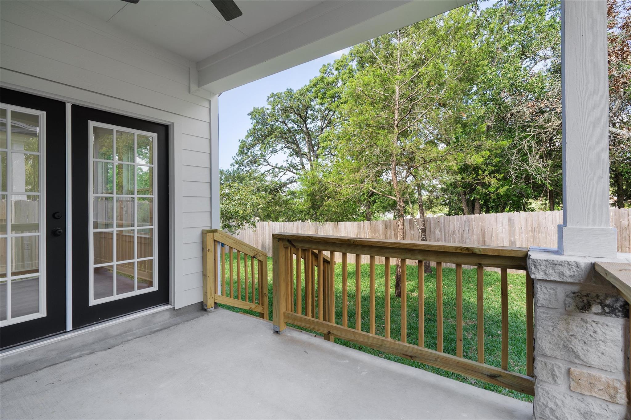 889 S Leon Giddings TX 78942