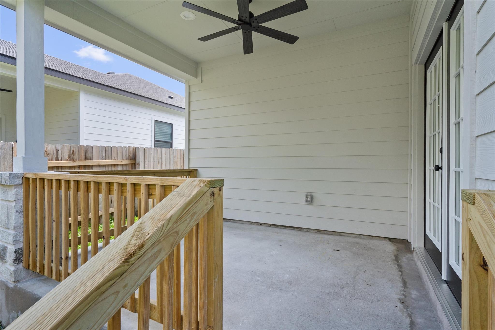 889 S Leon Giddings TX 78942