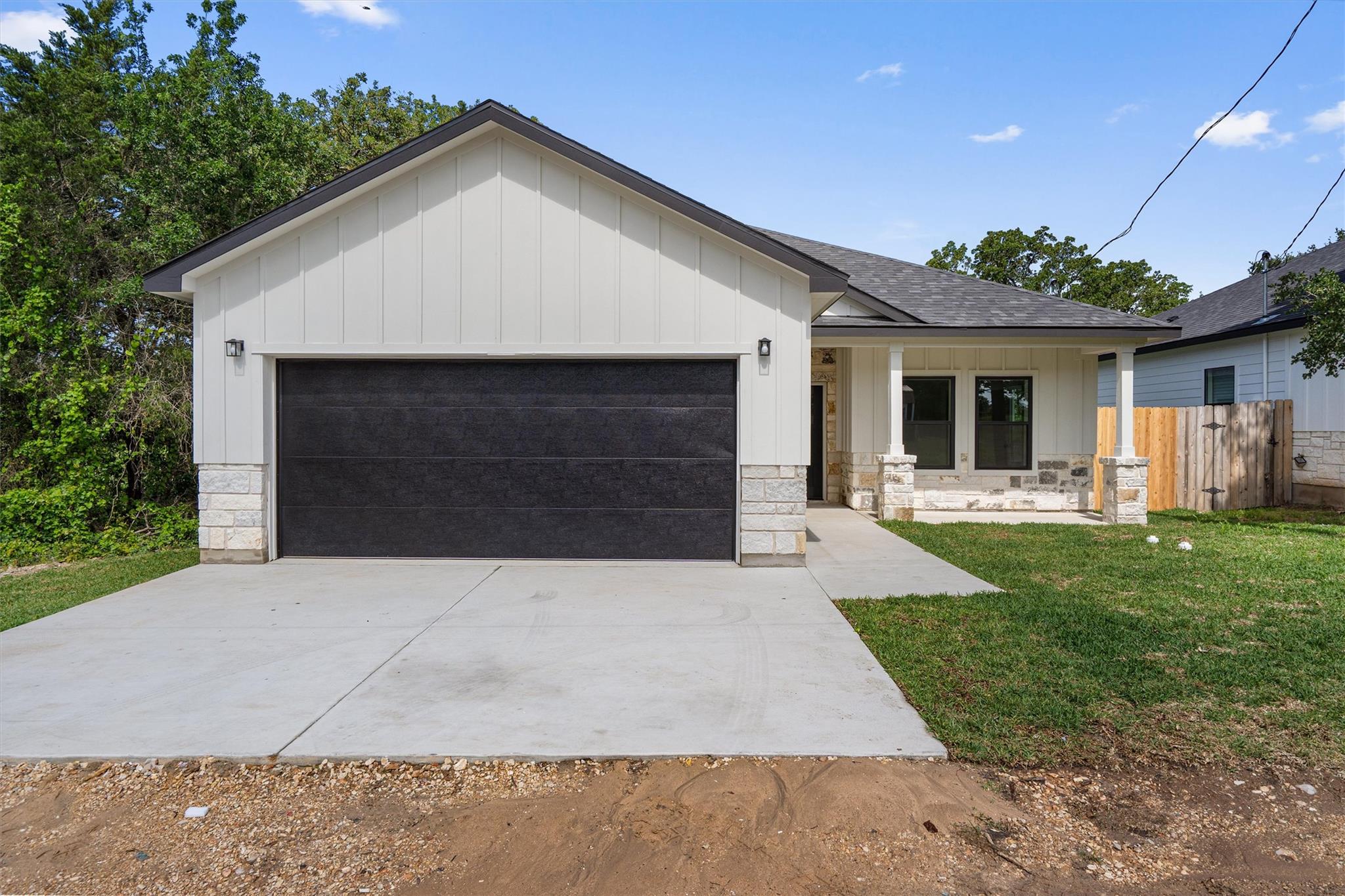 889 S Leon Giddings TX 78942