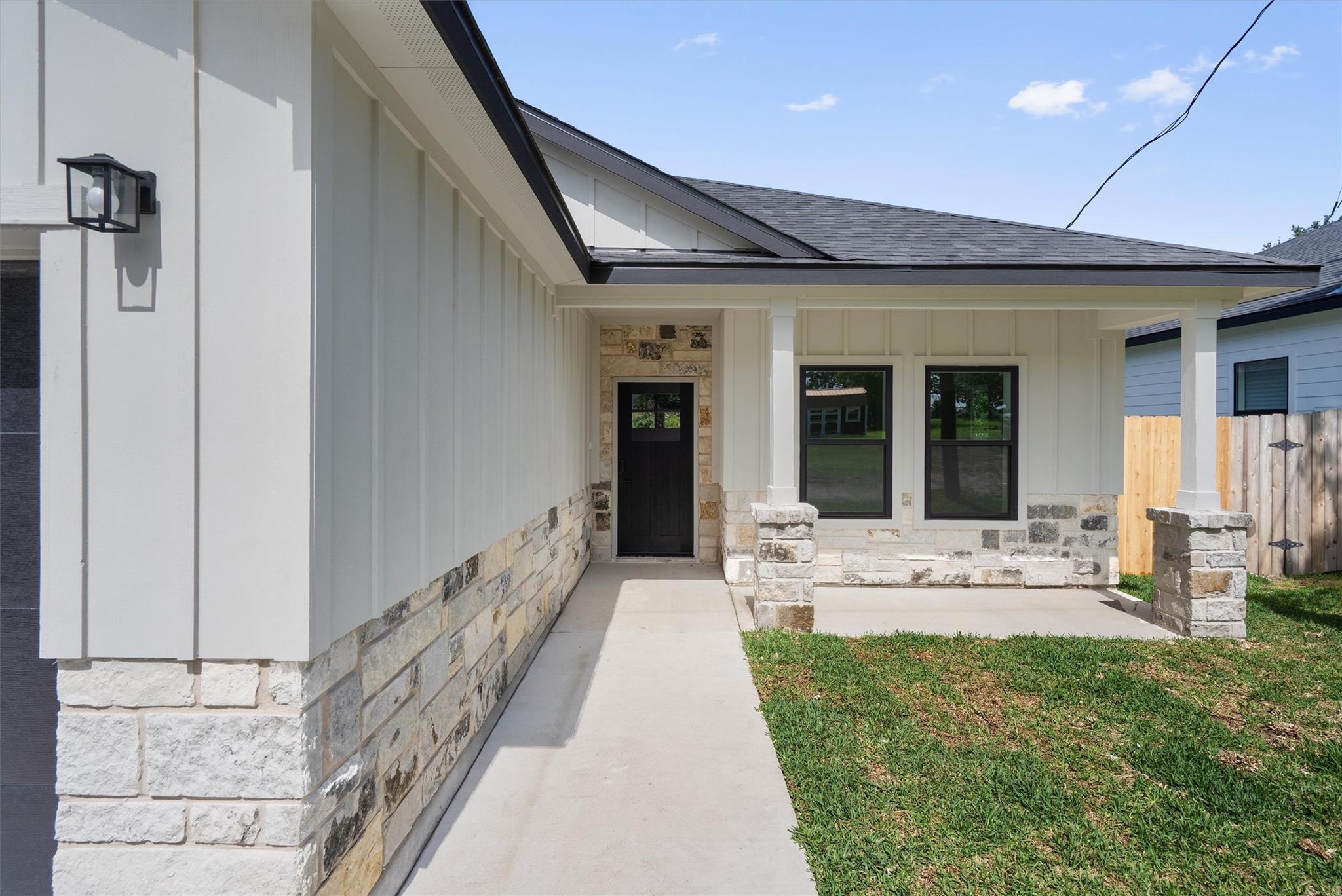 889 S Leon Giddings TX 78942