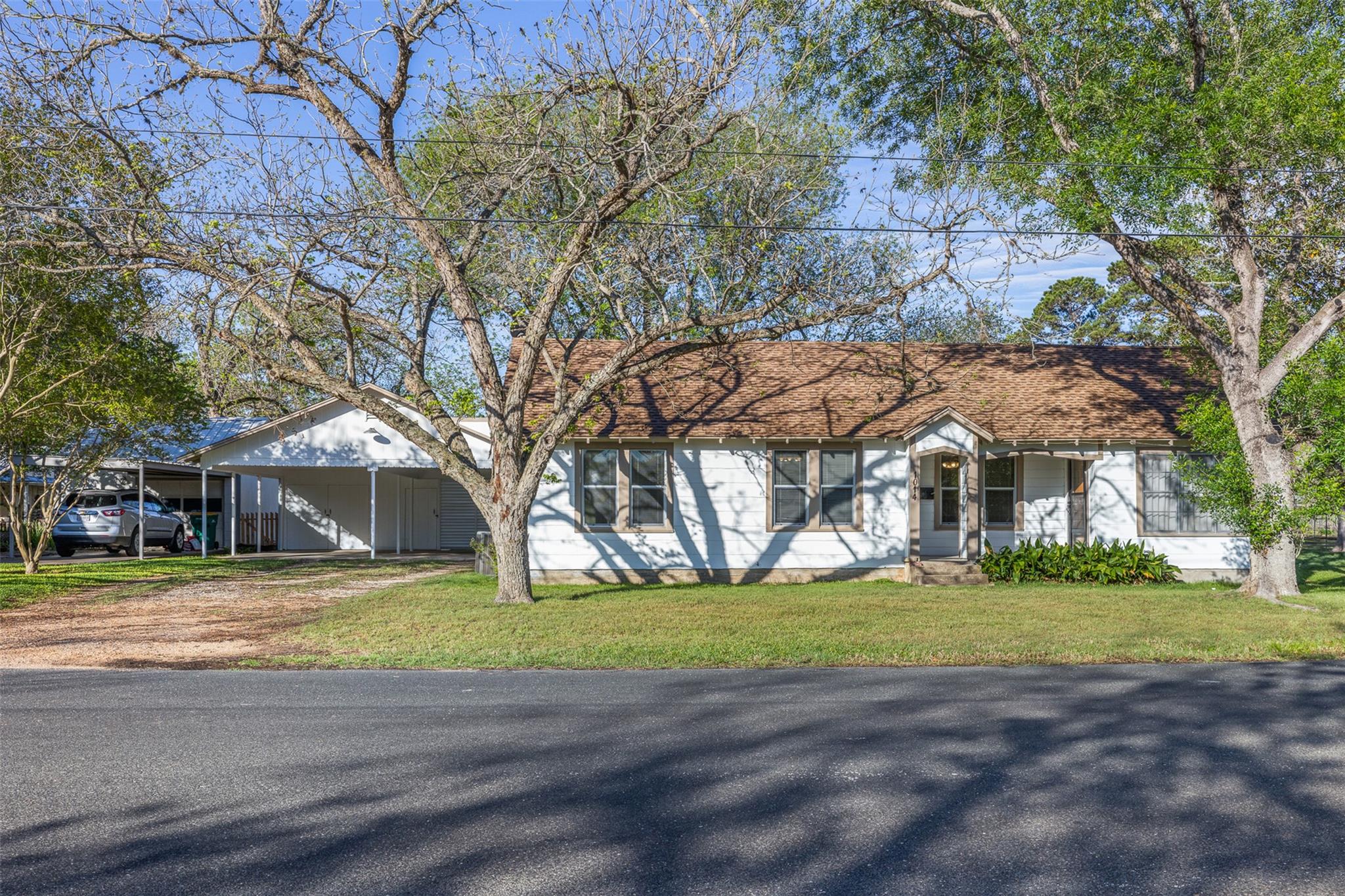 1014 S Madison Street La Grange TX 78945