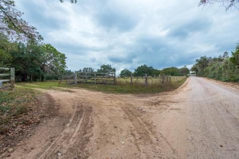 4621 County Road 444 Waelder TX 78959