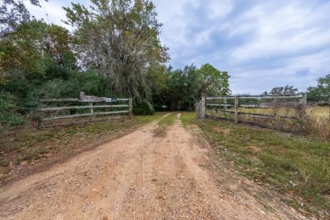 4621 County Road 444 Waelder TX 78959