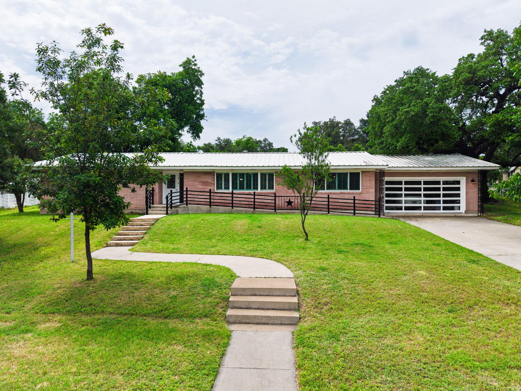 708 W North Avenue Lampasas TX 76550